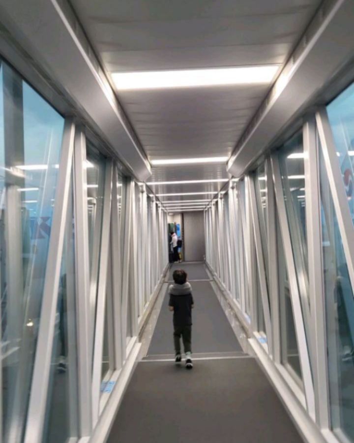만 4세, 세번째 장거리 비행✈️
그간 장거리 중 최장거리였던 10시간.
차라리 환승편이 나을 뻔 했다 싶을 정도로 어른인 나도 힘든 비행이였는데 찡얼거림 한 번 없이 자고, 먹고, 종이접고, 영화도 보고 이렇게 잘 견디는 아기 처음이라고 나가는 길에 승무원 이모들한테 엄지척세례까지 받은 꼬맹구🐒

새벽 도착, 올때는 또 새벽 출발이라 쉽지 않았을텐데 참새같은 하품을 연신 뿜어내면서도 꾹 잘 참아준 아들🫶

엄마 잘 지켜주라는 아빠의 당부도 잊지않고 둘이서 다닐때면 자전거도로마다, 신호등마다 건너자! 안돼! 조심해! 연발해주던 나의 꼬맹이 보디가드💓

이제 단둘이 지구한바퀴 엄마는 자신있어!

#호주 #아기와여행 #호주여행 #모자여행 #Austrailia #🇦🇺 #스뗄라_호주