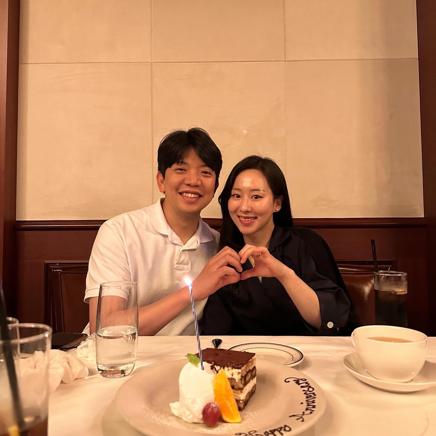 1st Anniversary💍🩷
결혼기념일 기념으로 하와이 기분낼겸 울프강 스테이끼 먹으러🥩
벌써 결혼한지 1년이라니 시간이 너무 빠르다
결혼해보니 더 잘해주고 좋아해주는 오빠
이렇게나 잘 맞는 사람이랑 결혼하게 되서 너무 천운이다 
라고 생각이 든다
우리는 운명이 아닐까? (물론 오빠가 다 잘 맞춰주는 거겠지?ㅎㅎ) 
앞으로도 지금처럼만 재밌고, 신나게 추억 쌓자 👊🏻
힘들고 우울한 일이 있더라도 지금을 떠올리며 버텨보자 
결혼해도 맨날 새로운 것만 찾는 경아리와
점점 eeeeee력이 상승하는 진재리의 재밌는 결혼생활 포에버⭐️
🩷🤍🩵

#1주년결혼기념일 #아진커플