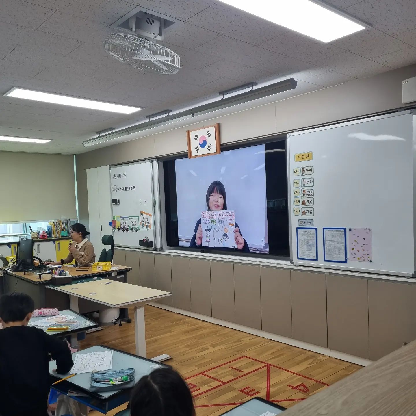 학부모 참관수업

오랜만에 화장을 했더니 엄마라고
눈을 왕눈이로 그려준 우리 첫째

고마와♡ 이쁘게 커줘서

#참관수업 #초딩맘