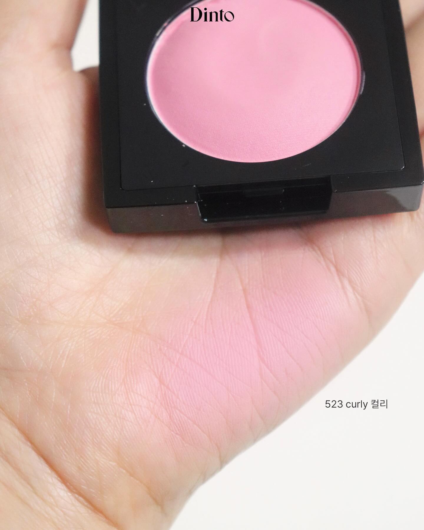 #제품제공 Dinto Peter&Wendy Collection Be My Wendy Marshmallow Blusher 
딘토 (피터&웬디 컬렉션) 비 마이 웬디 마시멜로 블러셔 비 마이 웬디 마시멜로 블러셔 523 컬리💐

바르자마자 너무 예뻐서 감탄한 딘토의 신상 블러셔🫧
폭신폭신 마시멜로 젤리 텍스쳐로 베이스를 방해하지 않고 손, 브러쉬, 퍼프등 도구를 타지 않고 편안하게 바를 수 있어요🩷

퍼짐성이 우수한 저점도 오일과 곱디 고운 입자가 뭉침없이 피부 틈 사이사이를 채워 블러처리한 듯 매끈하고 보송한 피부 표현과 가볍고 밀착감 있는 마무리감을 가지고 있어요! 
피부에 토독토독 올려주는데 뭉침없이 텁텁하지 않고 여리여리 맑게 올라가서 너무 예쁘더라구요•• 다른 컬러도 사고 싶어서 드릉드릉 거리는중이에오 (˶' ᵕ ' 🫶)

출시된 4컬러 중 저는 컬리를 발라봤어요!
 #컬리 뉴트럴 핑크 컬러로 웜/쿨 안타고 고루고루 바를 수 있는 뉴트럴 핑크 블러셔에요🌷

✔️앞에 볼 발색 두 사진은 조명에서 발색, 뒤 두장 형광등 아래에서의 발색입니다

판상 파우더가 있어 피부에 수채화 물감 퍼지듯이 투명하고 맑게 펴발리는 너낌이 진짜 최고•• 맑다 맑오🌿🫧
그리고 더운 요즘인데 마무리감은 보송해서 지속력도 좋아요-! 
플러스! 고운 입자가 오일 성분을 잡아 얇은 막을 형성하여 피부 위에 밀착되어 첫 발색의 맑고 깨끗한 혈색을 오래 유지해준답니댜 (ˊσ̴̶̷̤ ₋̮̑ σ̴̶̷̤ˋ)₊ෆ⃛⁺ 같이 사용해준 미니퍼프도 손가락에 딱 맞고 블러셔 바르기 딱이더라구요! ㅎㅎ 요거 블러셔에 같이 쏙 넣어다니기 좋은 크기라 안에 넣어주고 꾹 닫으면 닫아져서 저는 같이 들고 다니고 있어요! 거울도 달려있어 밖에서 수정화장하기에도 좋아오 여러분 ՞ ⸝⸝> ̫ <⸝⸝ ՞⸜ ♡ ⸝

💐비 마이 웬디 블러셔는 8월5일(월) 무신사 단독 선런칭되어
8/5~8/12 행사 기획전으로 보다 저렴한 가격에 만나 볼 수 있어요! 런칭기념으로 40% 13,800원 + 구매수량당 미니퍼프 증정하고 2만원 이상 구매시 헤어 스크런치 그린도 증정하미 많관부 ₍˄·͈༝·͈˄*₎◞ ̑̑ ෆ

#딘토#고전문학비건뷰티#피터&원디클렉션#마시멜로블러셔#블러셔추천