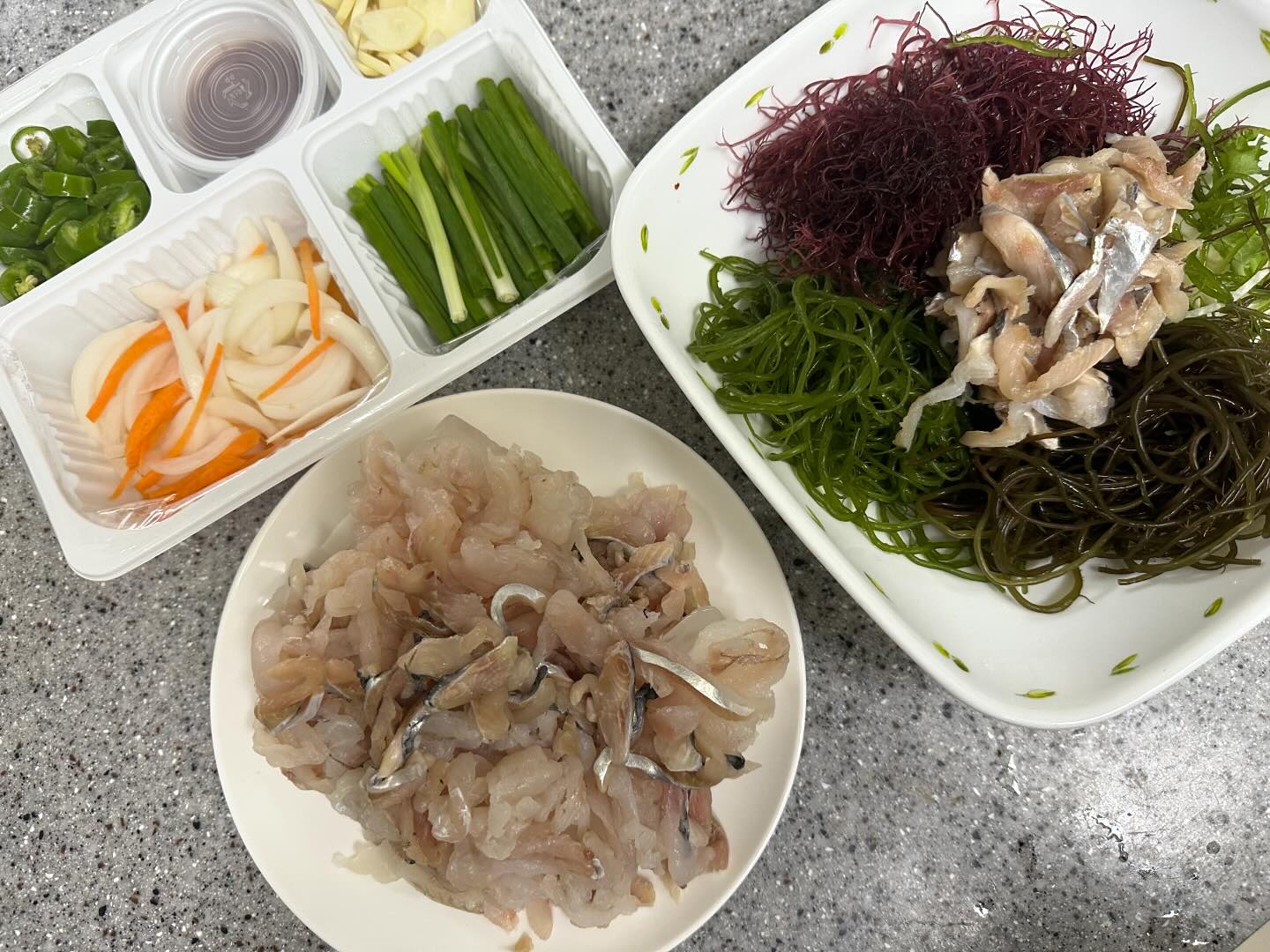 #협찬 이지만 입맛돌게 맛있다👍
더위에 지친 오늘
막회 + 해조세트로 한상 차렸지요🙌
한가득 썰어져 온 청어,방어,가자미 막회
바다내음 가득한 해초세트💜
막회 한줌,해초 가득 넣어 물회로
야채가득넣어 회덥밥으로!
한세트 시켰을 뿐인데 한상 가득히 차려졌네💜
오늘도 잘 먹었다
#미듬수산 #미듬수산막회세트 #막회맛집 #미듬수산해초세트