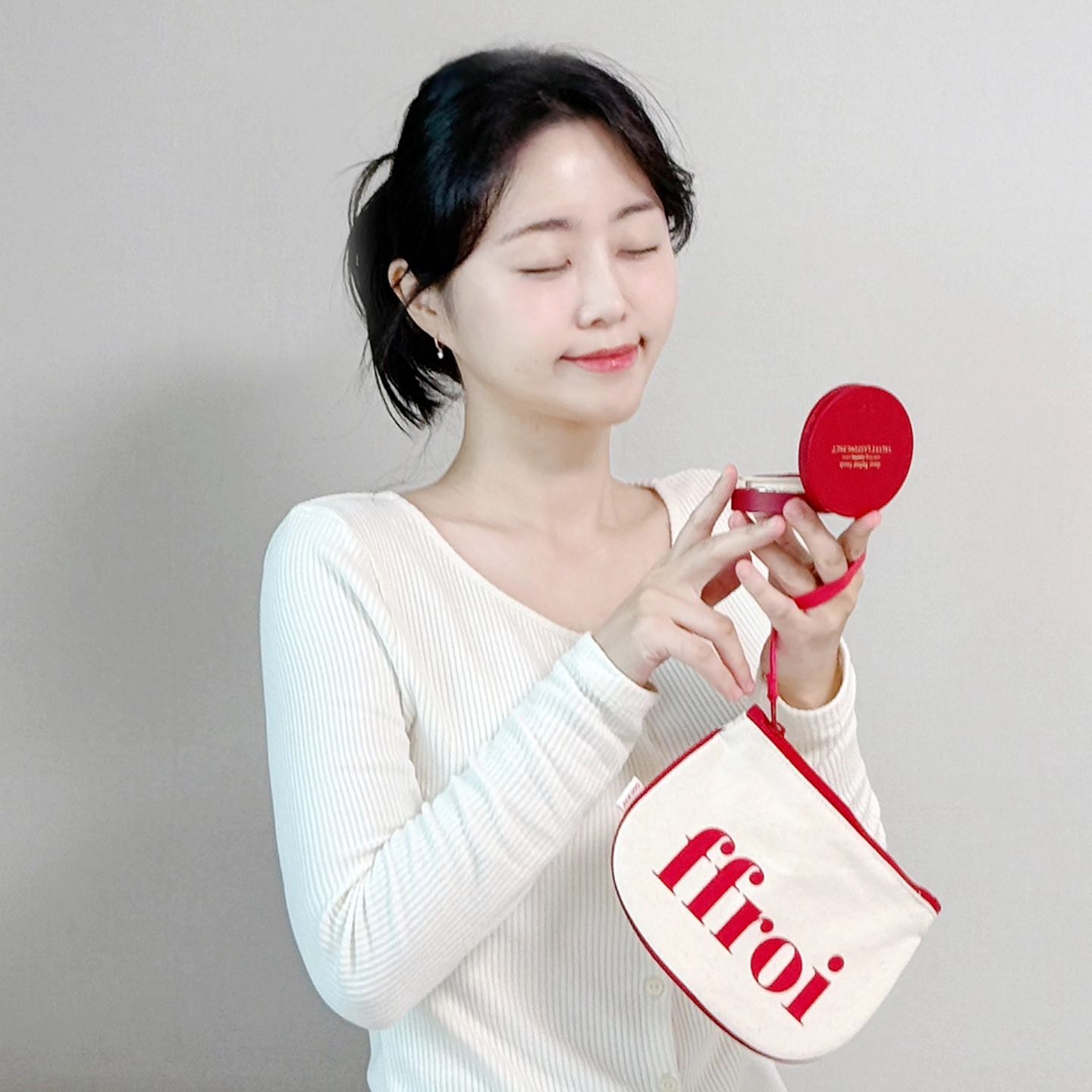 #광고
파우더가 필요없는 저의 애정 쿠션
에이지투웨니스 벨벳 래스팅 팩트가
가죽 디자인 브랜드 ffroi(프루아)와 만났어요 (✿ﾟ▽ﾟ)ノ

연말 홀리데이 느낌 물씬 나는 패키지 너무 예뻐❤
본품 + 리필 + 감각적인 파우치 구성의
리미티트 에디션으로 올리브영 세일 기간 필수템이에요!!

어성초수 60%를 담은 수분 베이스의 크림밤 텍스처로
바를 땐 스킨케어 하듯 바르고, 마무리는
얇게 벨벳을 한 겹 올린듯 산뜻해요!

컨실러 없이도 커버까지 깔끔하니까
매일 데일리메이크업이 만족스러워요!
짱짱한 지속력으로 외출 후 집에 돌아올 때까지
메이크업은 깨끗하게 유지되구요!!

프루아와 만나 더 고급스럽고 예뻐진 리미티드 한정판
에이지지투웨니스 벨벳 래스팅 팩트X ffroi(프루아) 콜라보❤️
예쁜데 활용도도 높은 파우치까지 같이 쟁여용!
올리브영 기간에 올리브영 에이지투웨니스 브랜드관에서 만나요!

age20s_official
#올영세일 #올리브영세일 #에이지투웨니스 #AGE20S #벨벳래스팅팩트 #벨벳팩트 #겉보속촉 #크림밤팩트 #올리브영팩트 #하이커버 #커버팩트 #커버력좋은팩트 #밤팩트 #데일리메이크업 #커버팩트 #커버력좋은팩트 #올리브영화장품 #팩트추천 #올리브영세일추천 #올리브영팩트추천 #올리브영팩트 #에이지팩트
