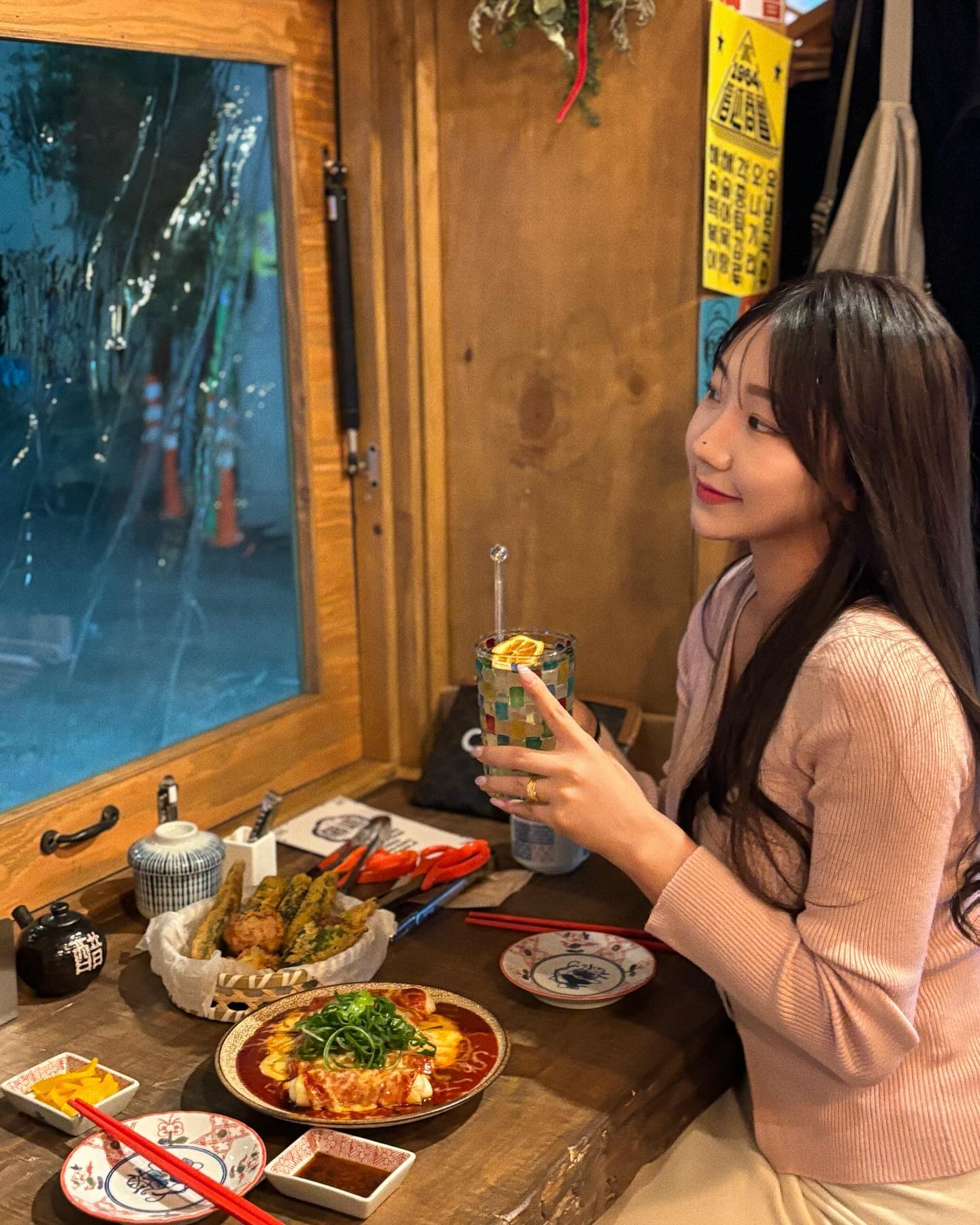 #협찬

동명동 분식집 ’해술상회‘에서 초대해주셨어요❤

저는 해술떡볶이에 치즈추가하구 모듬튀김 
히비스커스 하이볼이랑 청포도 하이볼이랑 같이 시켜서 먹었습니다🍹

해술 떡볶이는 떡을 튀긴 후 소스가 뿌려져서 나오는 
떡튀김 떡볶이라 식으면 떡이 딱딱하게 굳을 수 있으니 
식기전에 먹는게 좋다고합니다!! 

모듬 튀김이랑 떡볶이랑 조합이 잘 어울려서 먹기 좋았어요 :)

▫️위치 : 광주 동구 제봉로 120-3 1층
▫️영업시간 : 12:00-24:00 (LAST ORDER 22:30)

분식집이다보니 모든 주류는 5시이후부터 판매합니다!

#광주떡볶이 #동명동신상맛집 #동명동떡볶이