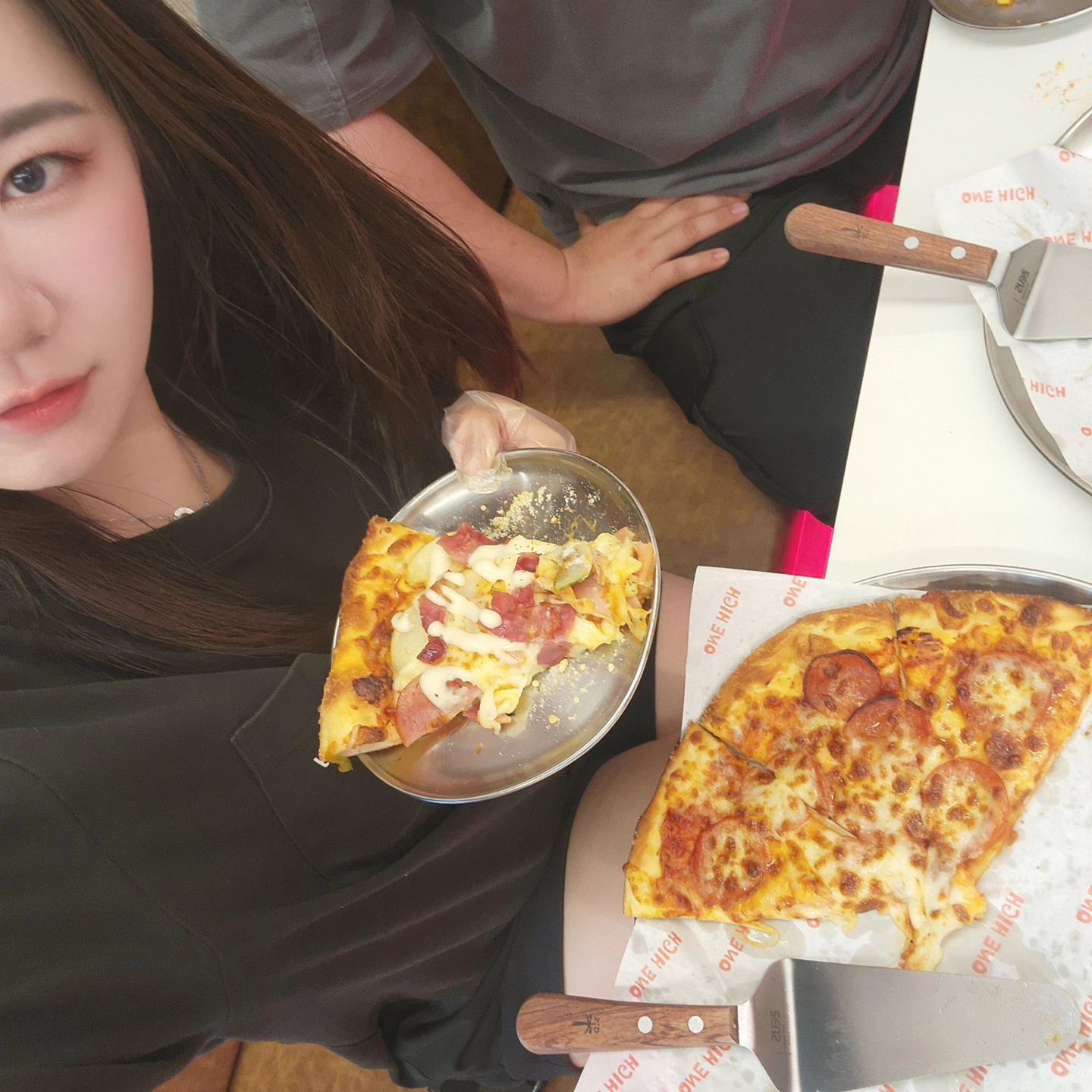 #협찬 #탕정맛집 #원하이피자 

탕정역 근처 가성비 피자맛집 발견 🔎
저는 집 근처라서 벌써 2번이나 다녀온 단골집이랍니다.
오픈한지 얼마안된 따끈따끈 신상 맛집 원하이 🍕
힙한 분위기에 취해 핫하게 먹고 왔어요.

특히, 피자전문점인만큼 피자맛이 예술!
포테이토, 불고기, 페페로니를 종류별로 먹어봤는데
뭐하나 부족함 없이 다 맛있어서 갈 때마다 메뉴 고민 💭
사이드까지 다 맛있으면 반칙 아닌가요?

고퀄리티 수제피자를 먹을 수 있는 탕정피자맛집 원하이.
피자가 땡기는 날 다들 달려가보자구요.🙌🏻

one_high_pizza 

#원하이 #탕정피자맛집 #탕정역맛집 #탕정수제피자 #아산맛집 #아산탕정맛집 #아산피자맛집 #아산피자