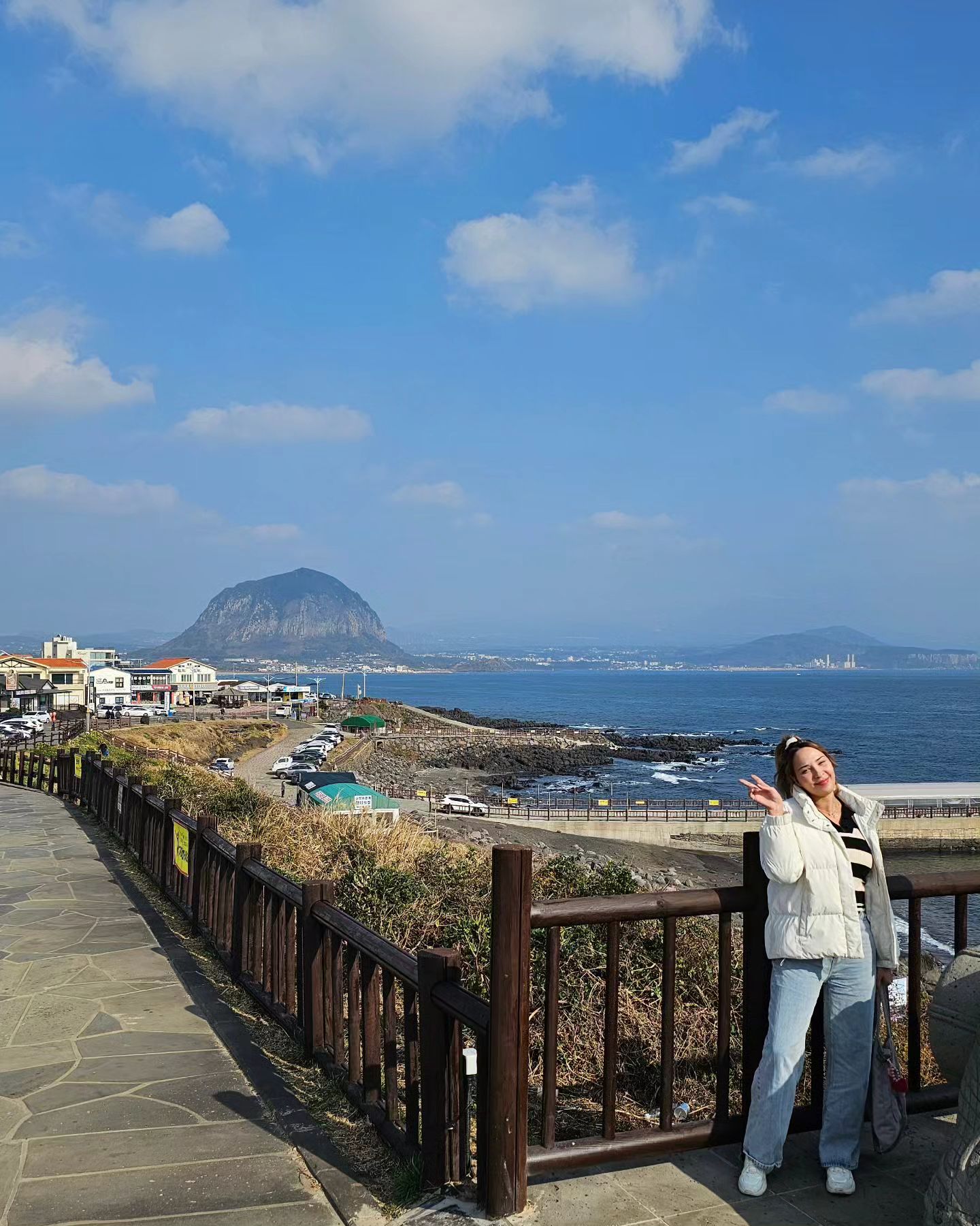 Being together With a view like this 😍 

#제주도여행 #제주도 #jeju #제주 #제주여행 #여행스타그램 #여행 #jejuisland #travel #일상 #여행에미치다 #daily #korea #서귀포 #데일리 #좋아요 #행복 #사랑해 #육아스타그램 #맞팔 #아들 #럽스타그램 #사랑 #나들이 #셀카 #반려견 #일상스타그램 #selfie