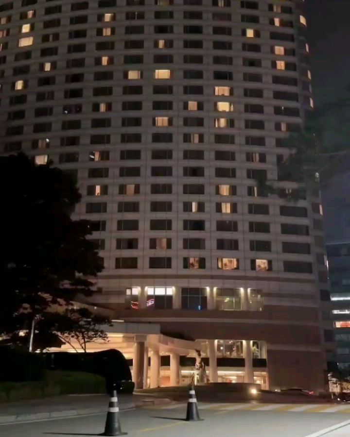 🫧

한밤중의 산책.

저 완전
T 80인데
F인줄 알았어요 🙃 
헐...

소리 듣는 타입 :)

오늘은
새로운 시작을 한 날이에요.

🤗

1년 전
행사 참관하러 왔던
인터컨티넨탈 코엑스 ✔️

첫 직장을 시작했던
삼성역.

여기에 다
쓸 수 없지만
정말 추억이 많은
공간이자 지역이랍니다.

잘해보자고 다짐할 겸 혼자만의
밤 산책 완료.

또 한번 파이팅해볼게요!

❤️‍🔥

#메모리오브1999 #인터컨티넨탈서울코엑스
#코엑스 #삼성동 #추억