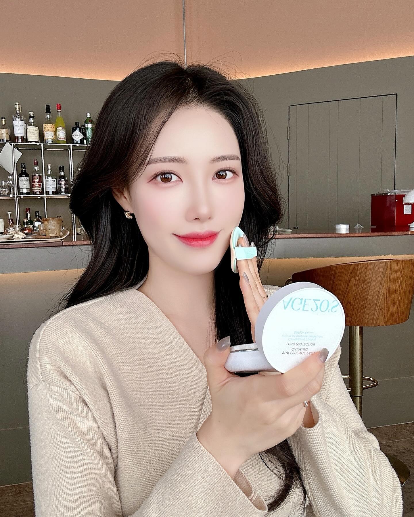#제품협찬 age20s_official 🩵

에이지투웨니스에서 입소문만으로 10만개를 돌파한 
화제의 ’선 에센스 팩트 카밍 롱프로텍션‘ 가 
더욱 업그레이드되어 돌아왔어요 

역대 최대 함량인 시카 파인 에센스 70%로 
5번만 두드려도 강력한 피부 진정과 쿨링 효과,
내추럴 붉은기 보정과 톤업 효과까지 ! 

순한 징크 무기자차 100%에 선팩트 역대 최장 시간인 
16시간 강력한 자외선 차단력을 선사하는 
선 에센스 팩트 카밍 롱프로텍션을 경험해 보세요 💫

선크림을 그대로 압축한 듯한 에센스 팩트 타입으로 더 부드럽고, 균일한 발림성과 손을 쓰지 않아도 편리한 독보적 제형이라 
더욱 손이 가는 것 같아요 ! 

#에이지투웨니스 #age20s #선에센스팩트카밍롱프로텍션 #에이지선팩트 #시카쿨밍선팩트 #쿨밍선팩트 #쿨링선팩트 #쿨링진정 #수분진정 #무기자차 #선팩트 #선팩트추천 #썬팩트 #썬팩트추천 #썬쿠션 #썬쿠션추천 #톤업선팩트 #선크림 #선크림추천 #썬크림 #선케어 #선케어추천 #자외선차단제 #쿠션팩트 #쿠션팩트추천 #쿠션추천 #촉촉한쿠션