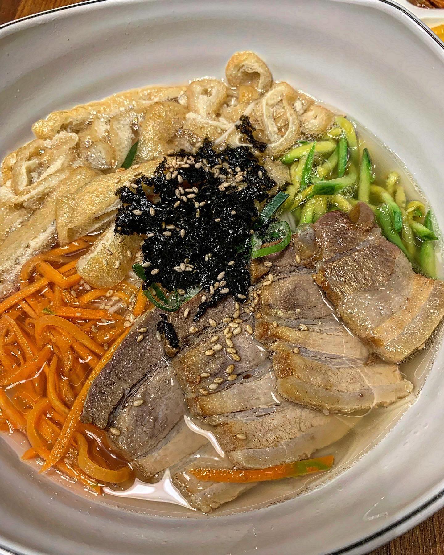 #창영이국수 #국수 

오늘은 광양맛집 창영이국수집에 다녀왔습니다 !

✔️고기국수
✔️고기비빔국수
✔️비빔국수 (추가)
✔️새우튀김

매장 오픈한지 얼마 안된곳이라 엄청 깔끔했어요
테이블도 많고 식사하실때 방해받지 않고 즐길 수 있도록
블라인드도 칠수 있더라구요 !! 👍

국수말고도 아구찜 보쌈 알탕 쭈꾸미 등
다양한 메뉴가 판매중이에요
회식이랑 단체모임도 가능할꺼 같아요 !!
보쌈고기 올라간 국수등장 !
오 4점씩이나 올라가다닛 !!너무 먹음직스럽게 생겼어요 ㅜㅜㅜ

아니 면이 ㅋㅋㅋㅋㅋㅋㅋㅋㅋㅋㅋ
어마무시하게 많았어요
이게 1인분인가 싶을정도로 ...
근데 난 국수 좋아하니까 희희 양마는거 조아효

고기 얹어서 한입씩 먹어봤는데
역시 감칠맛은 비빔국수였어요
살짝 매콤달달하니 비빔국수의 정석 !
고기국수는 담백하니 맛있더라구요
셀프코너에 간장이랑 파도 있었는데
이 날은 담백하니 먹고싶어서 아무것도 안넣고 먹었어요
그래도 간간하니 맛있더라구요 ㅎㅎ

아 새기름에 튀긴거 같은 비주얼의 새튀도 나왔슴당 키키
뒤에 소스는 일반 타르타르소스가 아닌
약간 요거트 맛도 나면서 키위맛이 나는 ? 소스였어요
은근 중독성 있더라구요 ㅎㅎ 💚

어무니는 비빔국수가 너무 맛있다면서
한그릇 더 추가하셨습니당 ㅋㅋㅋㅋㅋㅋㅋ
하긴 추가할만해 ! 맛있긴 했어 👍👍

오늘도 깔끔히 다 묵었다
배 떵떵 거리며 나왔습니당 ㅋㅋㅋㅋㅋ
양도 엄청 많아서 배불렀어요
남녀노소 나이대 상관없이 다 좋아할꺼 같은 맛
광양맛집 창영이국수집 ,, 짱 !!!!

‼️비빔국수소스에 땅콩이 들어가는 거 같았어요
마지막에 땅콩이 씹히더라구요 바닥에도 깔려있고
혹여나 땅콩알러지가 있으신 분들은 사장님께 꼭 !!
말씀드리세요 :) 

#광양 #광양여행 #광양맛집