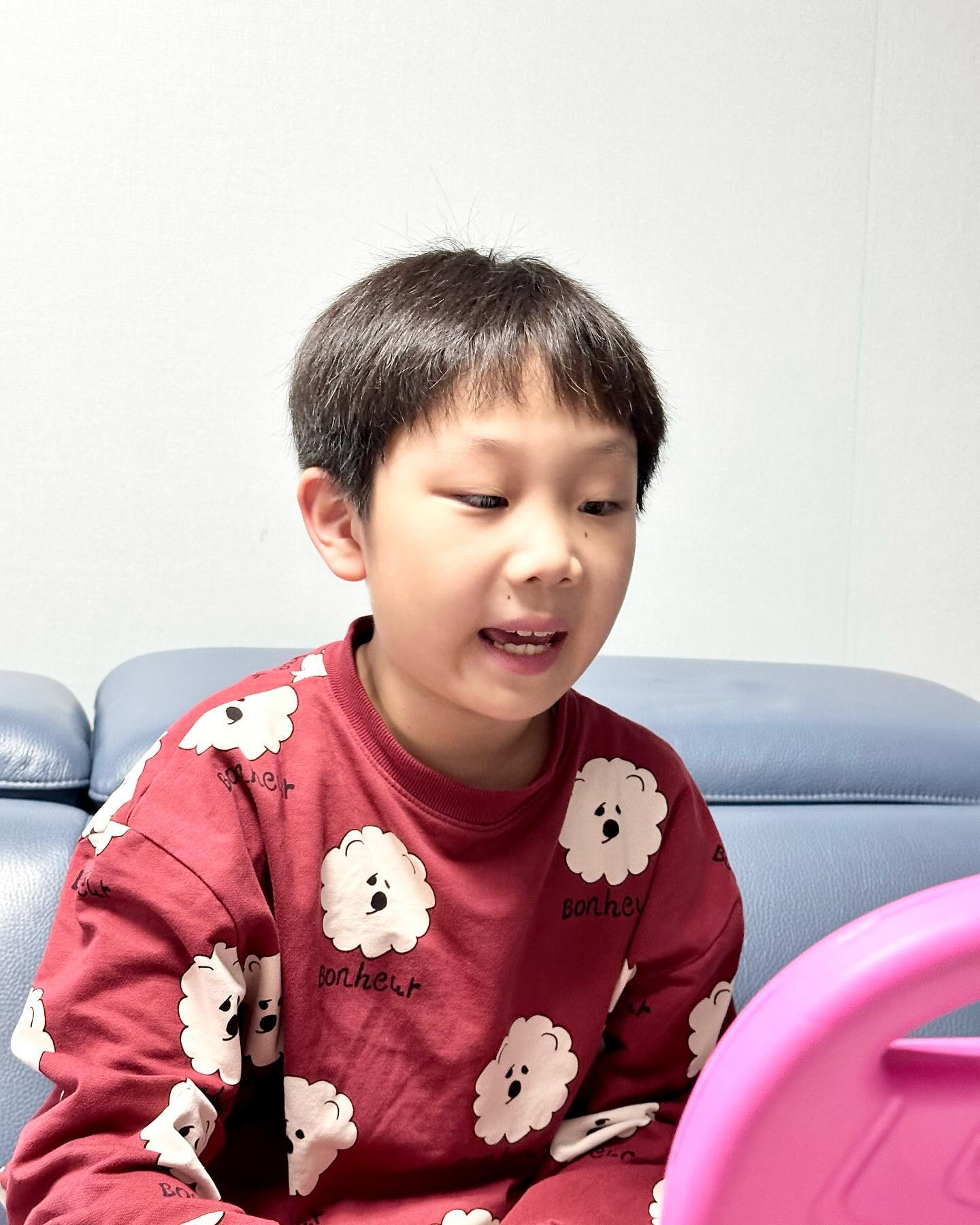 이지만 솔직한 후기
.
.
다섯달째 주2회 화상영어 토크스테이션을 하고 있어요

이제는 단어로 대답하기보다 문장으로 대답이 가능해요
주말에는 뭘했는지 오늘 하루는 어땠는지 
다양한 상황과 일상적인 대화를 많이 하면서
여러가지 표현을 배우고 말할 수 있어요

그밖에 아이딕잉글리시로 다독 및 보카까지 재미있게 다양한 컨텐츠와 함께 공부 할 수 있어요 

과정별 단어 문장 복습도 꾸준히 챙기고 있고 아이 수준이 맞는 영어리딩도 할 수 있어 만족하고 있어요

🎈PC 뿐 아니라 태블릿으로도 이용 할 수 있어서
장소에 구애 없이 외부에서도 편하게 수업할 수 있어요🙆🏻‍♀
.
.
#토크스테이션 #talkstation #초등영어 #초등영어회화 #초등화상영어 #화상영어추천 #토크스테이션화상영어