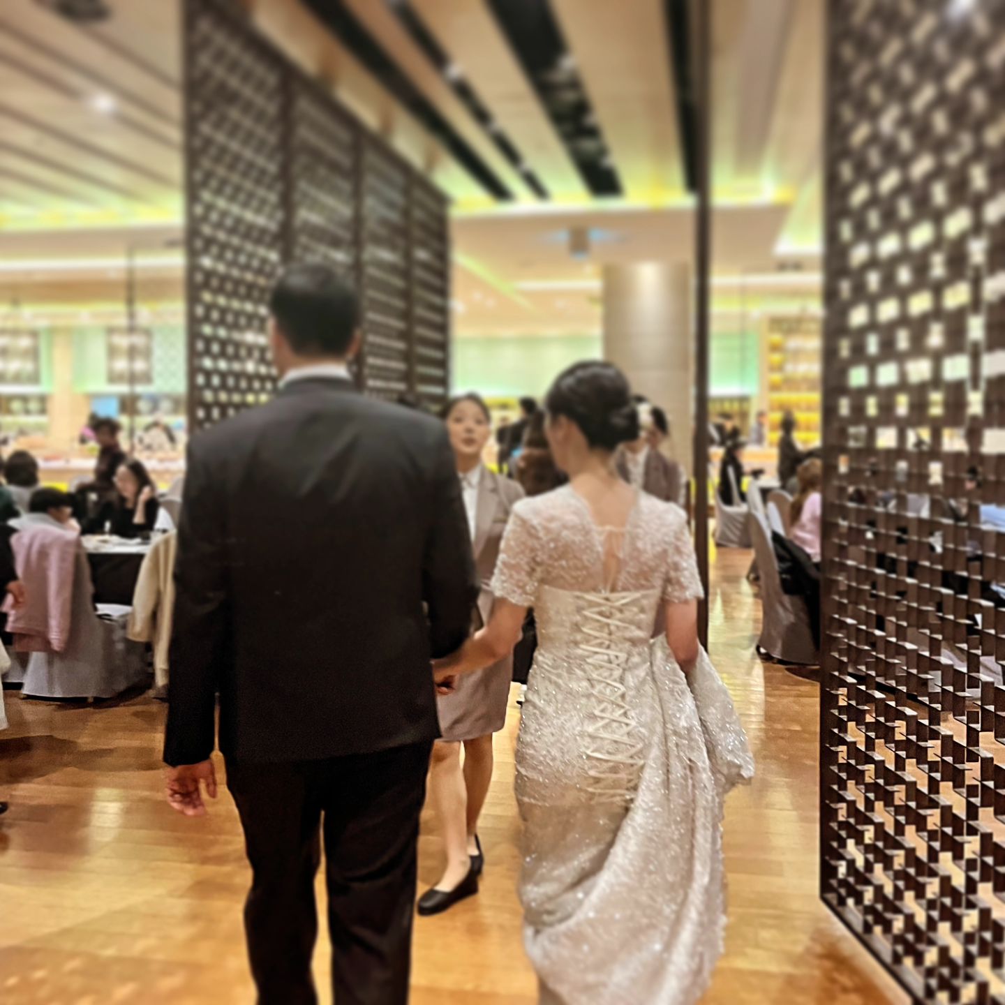 연회장 인사갈때👫

다이렉트에서 드레스, 메이크업만 진행하고
기본적인 포인트 활동으로
드메와 부케까지 무료로 진행했어요☺️

#결혼식연회장 #연회장인사 #2부드레스 

❣️ #다이렉트 #결혼준비 ❣️

✨️비동행 플래너✨️와 💲포인트제도로
합리적인 가격에 결혼준비하기 💒

➡️추천인 aseul 입력만 해도
3️⃣0️⃣0️⃣0️⃣0️⃣ 포인트 적립받고 시작👏

네이버 대표 #결혼준비카페
#다이렉트결혼준비
direct.wedding

🔖추천인입력 : aseul 🔖