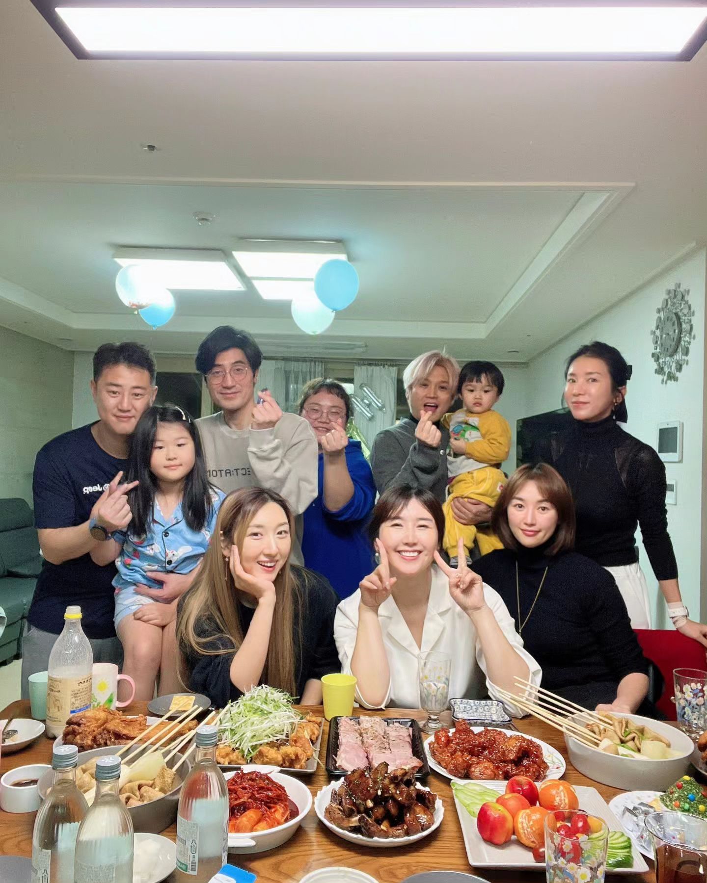 올해도 다들 넘 수고 많으셨어요~
24년도엔 더 힘차게 시작하길 기도할께요~!!
로하땜에 일찍와야 했는데..다들 늦은 시간까지
회의??를 하셨다는...ㅋㅋㅋㅋ 
내년에도 함께해요~~~ㅋㅋ

#송년회
#고기
#파티
#2024년잘부탁해
#연말모임
#싱어게인3
#28호
#복면가왕
#모닝커피