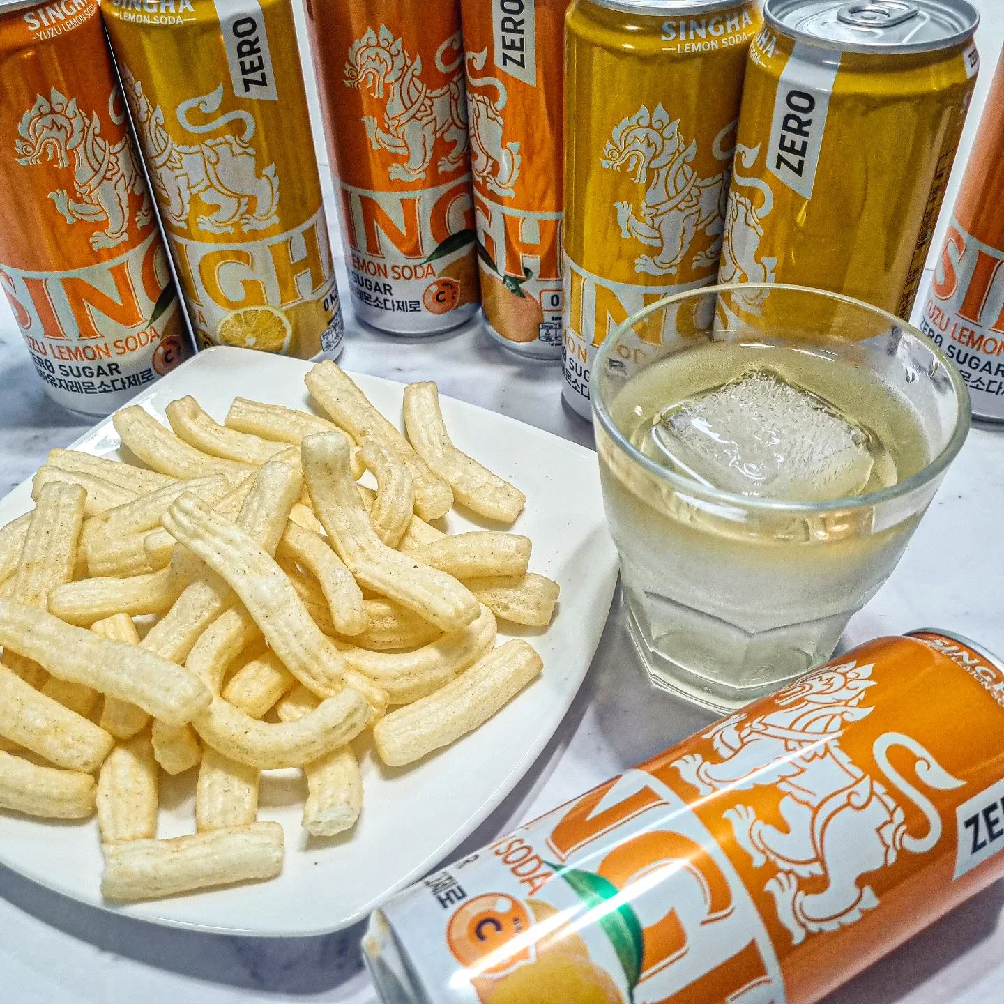 오늘의 음료 - 싱하유자레몬소다제로, 싱하레몬소다제로🤗
#제품제공 singhasoda_kr

가을도 하이볼의 계절입니다.🤠👌
지나간 여름의 아쉬운 맛에 쌉싸름한 가을 기약하기에 좋죠.
마른 안주나 과자를 놓고 마시기 딱 좋은거 같아요👍

오늘은 좋은 기회로 얻은 제품입니다. 싱하시리즈는 청량감 좋기로 이미 소다수때 부터 익히 알고 있었습니다.🫡🫡
🤩레몬소다제로, 유자레몬소다제로 둘 다 제로라는 말부터 듣기 좋네요! 제로슈가, 제로칼로리!!🤩
🤩거기다 천연 레몬향과 천연유자향은 하이볼에 딱맞는 청량감과 향을 선사하죠!🤩
🤩심지어 100%  레몬 농축액이라는 사실!🤩

무더웠던 여름을 보내며 다가올 가을을 위해 싱하레몬소다제로와 함께하는 하이볼 어떨까요!😋

구매처 - 싱하공식스토어,쿠팡,GS25,B마트,이마트,홈플러스,마켓컬리,보틀벙커,오아시스마켓
.
.
.
#싱하 #싱하레몬소다제로 #싱하유자레몬소다제로 #싱하탄산
#싱하유자 #싱하레몬 #제로탄산음료 #유자탄산음료 #레몬탄산음료 #하이볼