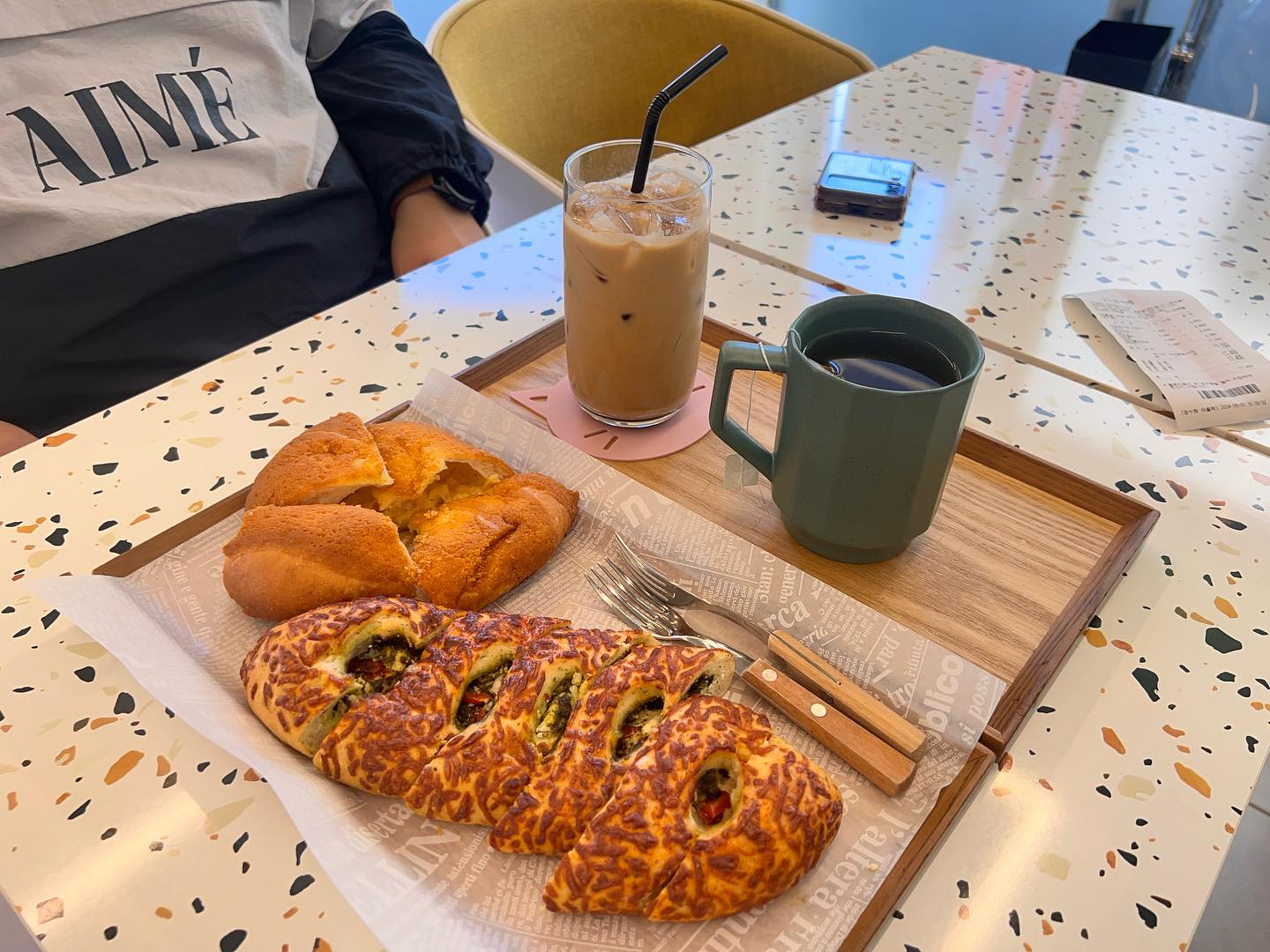 춘천베이커리카페 남춘천역카페 춘천빵집 갖구운 빵이 맛있는 온의동베이커리

#온의동베이커리
#춘천베이커리카페
#춘천빵집
#춘천베이커리
#춘천카페추천
#춘천카페
#춘천가볼만한곳

사장님이 직접 새벽부터 빵을 만드시고 반죽부터 토핑까지 직접 만들고 있는 천연발효종 빵집이라고 들었는데 너무 대단하시다고 생각했어요!!
​
정성이 가득이렇게 들어가야 빵이 맛있고 향긋하구나라고 느꼈답니다 ㅎㅎ
당일 만든빵은 소진시에는 일찍 마감될 수 있기때문에 맛있는빵 드실분들은 제빨리 선점하셔야할 것 같아요>_<
​
배달의 민족과 전화예약도 가능하다니 주변사시는 분들 오시기 귀찮을 때 좋을 것 같아요 ㅎㅎ바질토마토브레드는 저렇게 크림치즈랑 바질과 토마토가 가득 차있도 위에 치즈를 녹여놔서 진짜 담백하고 맛있었어요💕💕
 
작두콩차도 생각보다 콩비린내가 날 것 같았는데 고소하고 오묘한 맛이더라구요??
진짜 맛나고 맛있었어요 ㅎㅎ