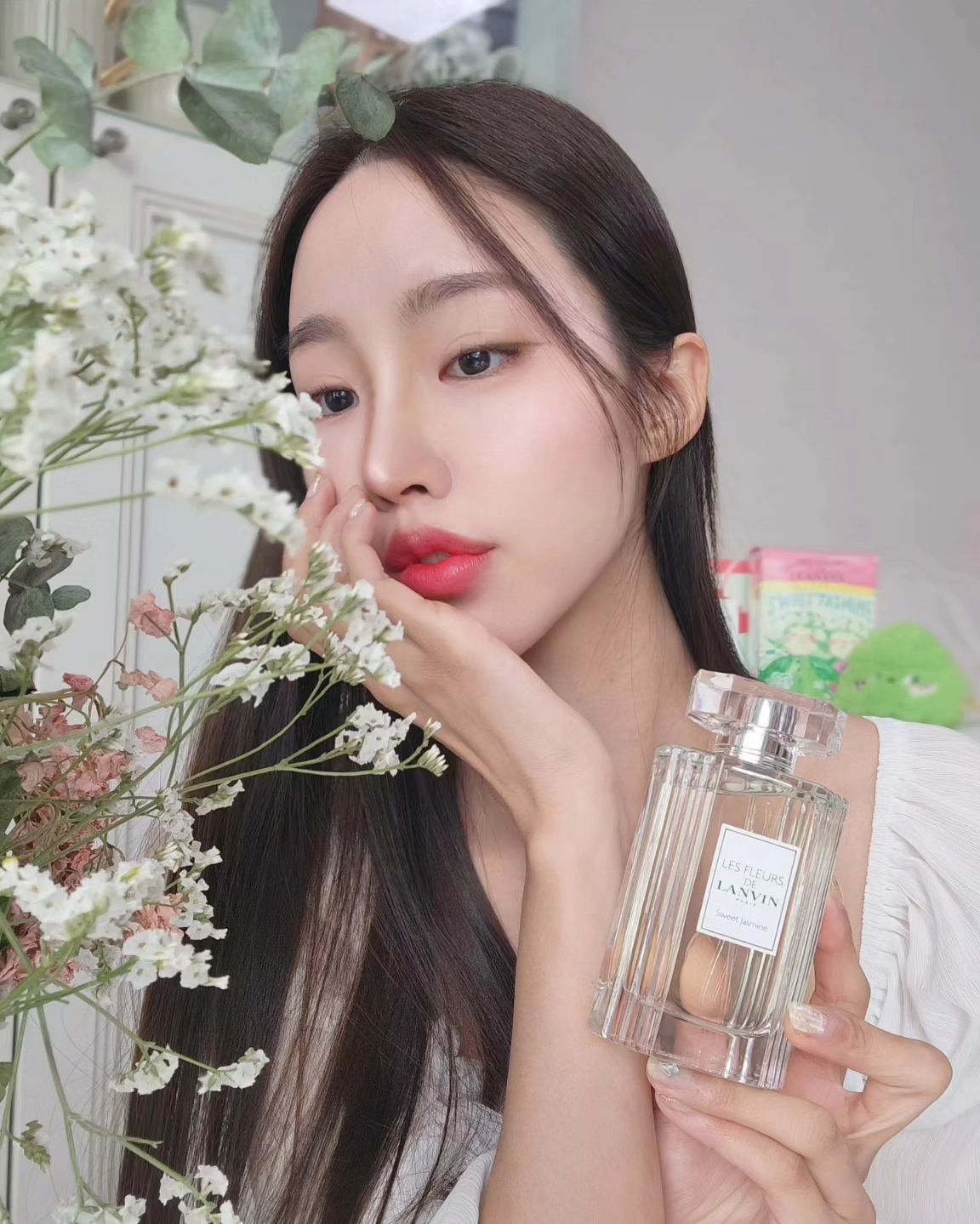 #광고
#랑방향수 로 봄준비 💐☘️
꽃에 대한 존중을 담는 ‘레 플레르 드 랑방 컬렉션’은 
만개한 가벼운 꽃잎들, 일상으로부터의 
탈출과 같은 긍정적인 감각의 컬렉션이에요. 

새롭게 컬렉션에 추가되는 ‘스위트 자스민’은 
산들 바람에 실려오는 아침 이슬에 젖은 
자스민 꽃잎의 섬세한 향기를 담고 있어요. 
은은하게 생기있게 피어나는 플로럴 그린 
향기에서 봄 기운이 가득 느껴지는 향수에요.☺️

레 플레르 드 랑방 X 이슬로 작가 기획 세트는 
올리브영(온·오프라인)에서 만나보실 수 있어요. 
패키지 디자인도 예쁘고 캐릭터 토이키링도
담겨 있어서 너무 귀여워요 💚

✨️1/31 ~ 2/28일 까지만 이벤트로
구성품 : 90ml set_캐릭터 토이키링 증정,
50ml set_캐릭터 파우치 증정해주니 참고하세요! 

#LesFleursDeLanvin #레플레르드랑방 #랑방스위트자스민
#LanvinParfums #여자향수 #향수추천 #자스민향 #화이트데이향수추천 #이슬로작가 #봄향수 #화이트데이선물
#플로럴향수 koicc_perfume