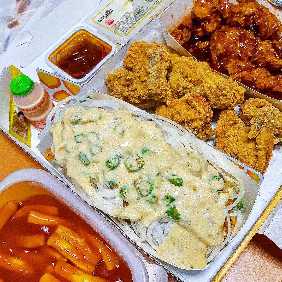 설날엔 치킨쓰!!
다들 설날 마무리 잘 하셨나용~!
눈이와서 너무 츄븜 ㅠㅠ

2월도 새롭게 스타뜨!

. 
.
.

#설날 #치킨 #네네치킨 #청양마요치킨 #후라이드치킨 #양념치킨 #네네떡볶이 #좋아요 #좋반 #먹팔 #먹팔해요 #먹방 #먹스타 #먹방스타그램 #먹스타맞팔
#푸드 #food #jmt #존맛탱 #일상 #소통 #맞팔해요 #맞팔100 #먹스타소통 #소통 #소통환영 #좋튀 #좋아요테러 #맛집