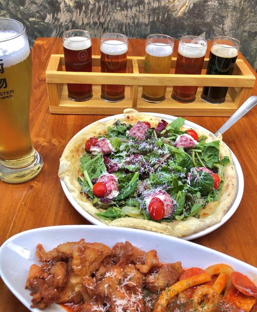 얀✨ on Instagram: "#광고 너무 맛있자나 🤤🍕🍺 맥주 먹으러 갔는데 안주까지 맛있으면 어쩌나요,,? 떡볶이 덕후인 저는 너무 맛있어서 흡입,,🤤 피자도 도우가 쫄깃쫄깃해서 한 입도 남기
