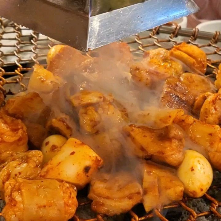 드디어 다녀왔습니다! 
#발산역맛집 세광양대창❤️

24시간 영업이라 늦은 시간에도 
부담없이 방문 가능하더라고요?

레트로 감성 물씬 풍기는 인테리어와
머리끈까지 준비한 센스, 그리고
맥날보다 맛있었던 소프트 아이스크림에 
반해버렸네요(아이스크림 덕후거든요^-^)

메뉴 구성이 정말 알찼는데요

✔️ 불맛 가득 쫄깃한 양대창
✔️ 특제 마늘 소스로 버무린 소갈비살
✔️ 부드러운 육질의 막창, 특양

모둠구이로 한 번에 맛보기 딱이에요!
(무려 5년 전 가격 그대로래요)

👉 직원분이 테이블에서 바로 구워주시니
오로지 맛있는 고기와 대화에 집중할 수 있어요
불판 위에서 노릇노릇 구워지는 고기라니
보기만 해도 군침 돌더라구요!

발산역과 가까운 거리에 있어서
접근성도 좋았구요
24시간 언제나 영업 중이라
밤 늦게 급하게 모임 장소를 찾아도
 걱정 없어보였어요~

📍세광양대창 발산점 
✅서울 강서구 마곡중앙6로 89 1동 1층
✅ 발산역 도보 3분
✅ 2시간 무료주차까지
 (네이버 플레이스에 18시 전 방문시 
4시간 무료 주차쿠폰도 있었어요. )
✅24시간 아무때나 #양대창 & #소갈비
✅4인부터 40인까지 모임 규모 상관없는
발산역에 위치한 맛집

👉대표 메뉴
✔️특제 마늘 소스로 주문 즉시 버무려 나오는
  즉석 마늘양념 소갈비살
✔️ 불맛가득한 대창,막창,특양 모둠구이
✔️ 얼큰한 곱창전골
✔️ 마무리로 더블어 소프트 아이스크림까지🍦

👉서비스
✔️ #숯불에구워주는 양대창 & 소갈비살
✔️100% #직원이구워주는 고기집이라 
  식사와 대화에 집중이 되었어요.
✔️ 걸리적 거리는 머리카락 안녕~
 머리끈도 있어요

#발산역모임장소 #발산역맛집 #세광양대창 #발산역회식장소 #발산역단체모임 #발산역맛집 #발산역단체모임 #고기스타그램 #양념소갈비살 #숯불양대창구이 #맛스타그램 #먹스타
