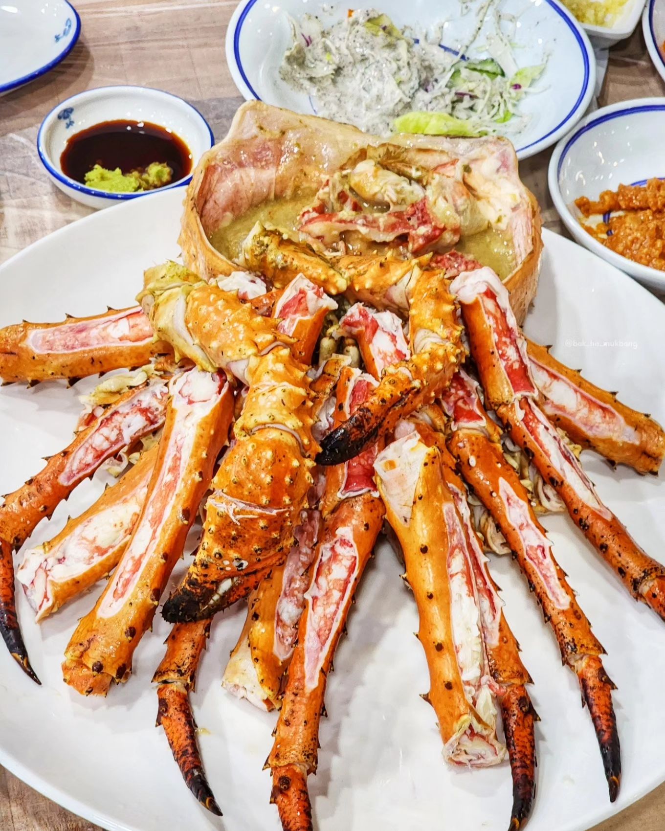 ✅ #박하의먹방_마산 #용마횟집
#마산맛집 #킹크랩 #마산어시장맛집
-
• 킹크랩 1kg 70,000원
• 볶음밥 1개 2,000원
-
여러분! 🦀킹크랩 드시려면 지금입니다!
⠀
살이 꽈악! 수율 좋고 맛도 좋은 킹크랩!
가격이 하락했다는 소식에 빠르게 먹고왔어요>.<
어른 3명 3kg정도 먹었는데 완전 배불러!
⠀
수율이 좋아서 달달한 살이 알차게 들어있어요ㅎㅎ
여기에 녹진고소한 내장에 알찬 다리살 푹 찍먹하면
핵 꾸르맛💕
⠀
마무리는 역시 게딱지에 볶음밥!!! 용마횟집은
기본 찬도 찐 가리비, 멍게, 생선구이 1마리, 전어회 한접시 등 다양하게 나와서 푸짐하고 맛나게 맛볼 수 있었어요!!!
맛있고 킹크랩 지금 드시러가세요 🌊🌊
-
#마산 #창원 #맛집 #먹방스타그램 #킹크랩맛집
#창원맛집 #어시장 #먹스타맞팔 #맛집투어
#맛스타그램 #인스타먹방 #먹팔 #맞팔 #푸드스타그램