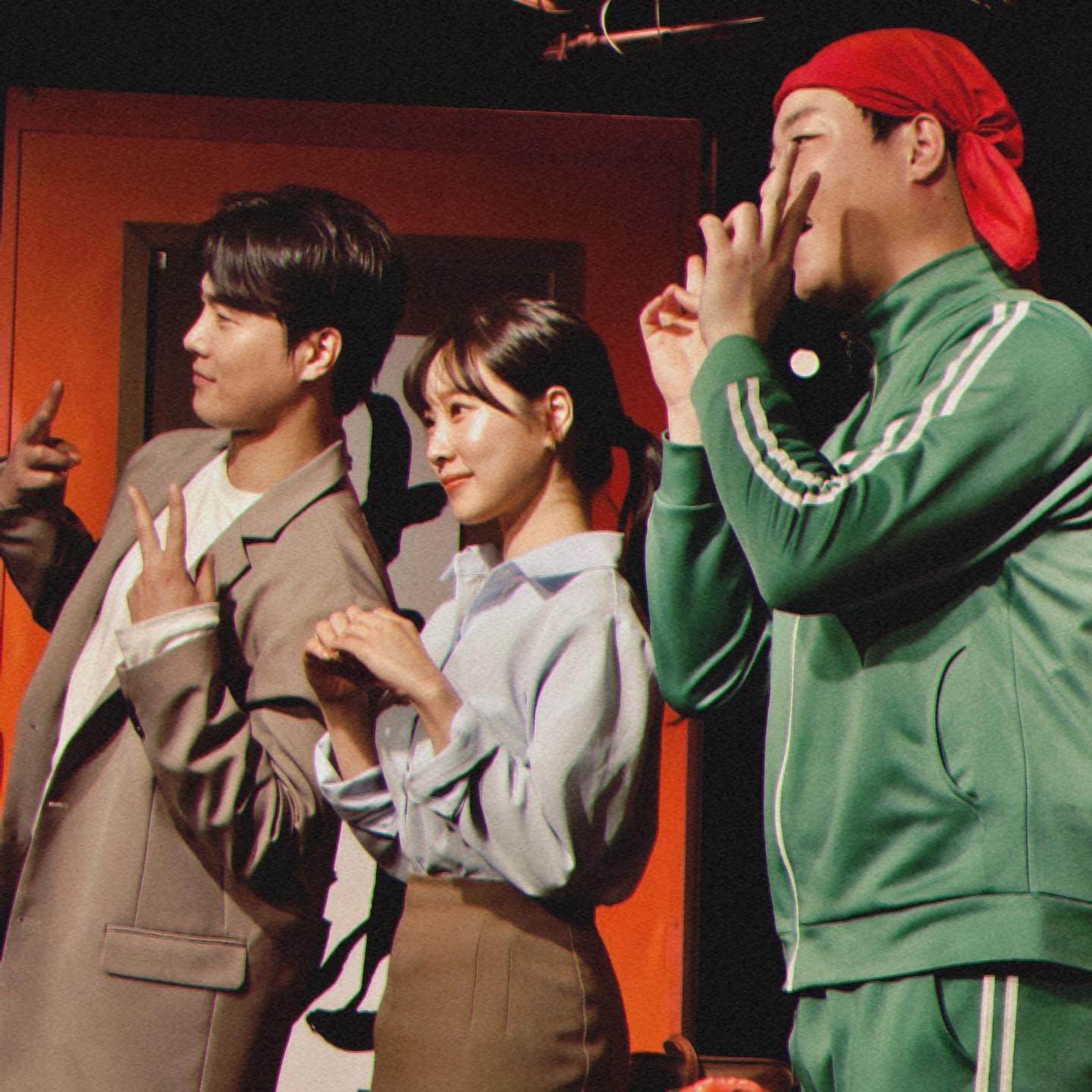 23.10.30~12.31🫧 행복했던 두 달! 연습 기간이 짧고 꽤나 정신없던 시간들이었지만, 어떻게 이렇게 좋은 사람들만 모일 수 있지 생각할 정도로 최고였더요. 23년도 마지막날 막공으로 아주 완벽하게 한 해를 마무리 했습니다. 공연 보러와주신 모든 분들 감사합니다🫶🏻 #연극가장보통의연애 #씨제스컬쳐