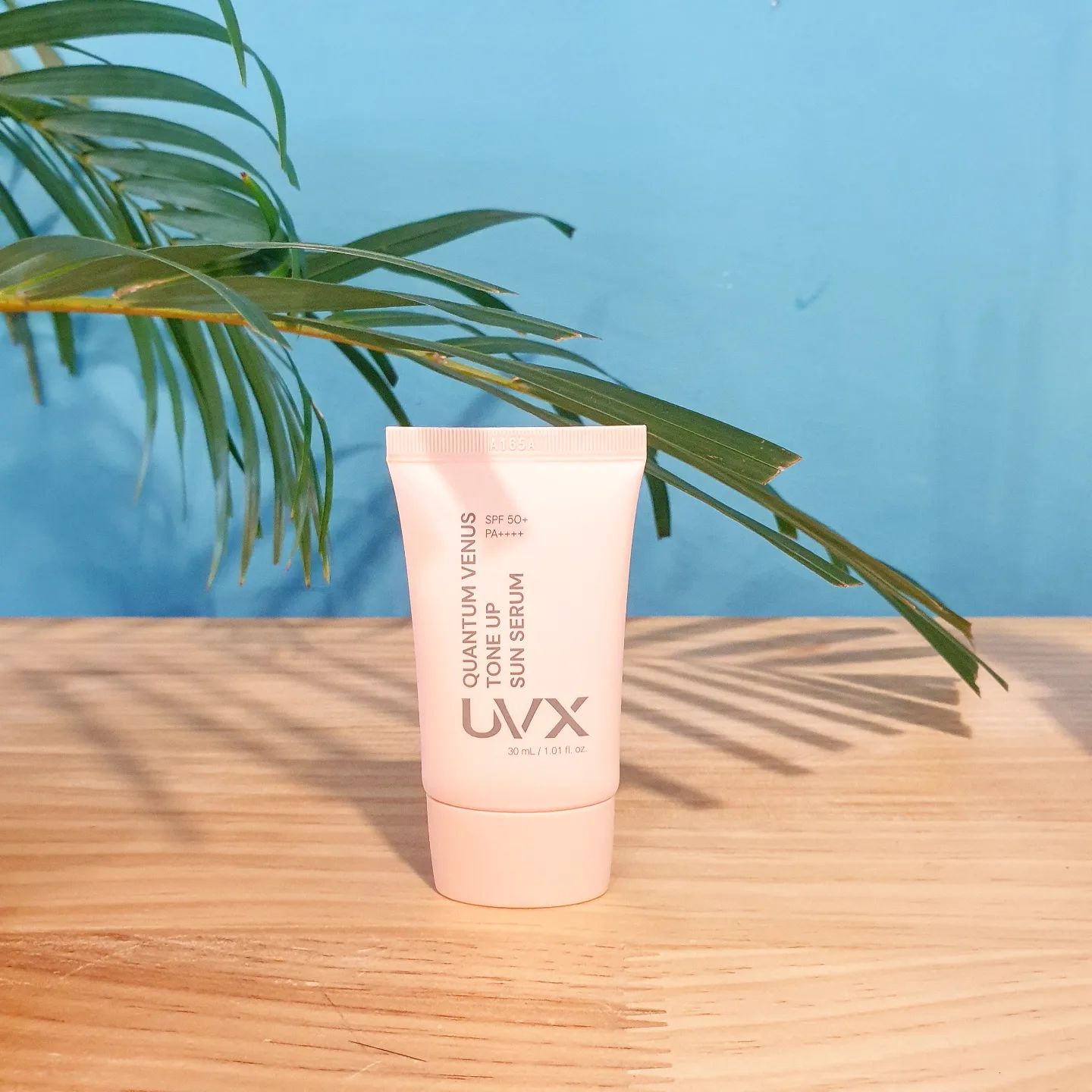 #협찬 uvx_suncare #비너스맑은톤업선세럼 #UVX
지금껏 사용해본 톤업 선세럼중 가장 발림성이 좋고 부드럽고 촉촉한 UVX핑크톤업
.
바른것같지않은 톤업이며 바르고난후에도 들뜸이나 거칠어짐없이 진짜 촉촉함만남아 에센스 바른 느낌
.
이름에 세럼이 붙어 왠 썬에 세럼이지? 했는데 진짜 발림성이 죽여주는 세럼이더라구요
.
회사에서 영상찍을때 모두가 지켜봤는데 오~~~ 가 자연스럽게 나왔던 세럼
.
자연미인 자연추구하는 피부에 자신있는 녀자라면 겟!
#제품 #뷰티스킨케어 #톤업케어 #맛집 #뷰티템 #톤업선세럼 #톤업크림 #미백세럼 #선세럼 #08L #피부톤업 #신상품나왔을땐 #뷰티 #톤업세럼