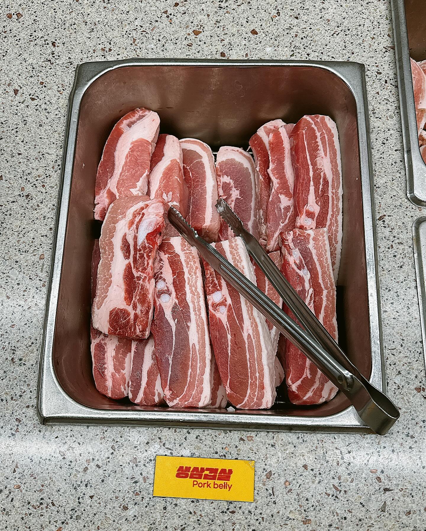 경대북문 맛집 포크팬. 가성비 쏟아지는 무한리필 고기집! 최애 고기집이 될 것 같다. 신선하고 품질 좋은 고기, 다양한 식사메뉴와 후식까지 정말 만족스러웠던 곳! 주차 걱정도 없음. 대구 무한리필 고기집 포크팬 추천~!!