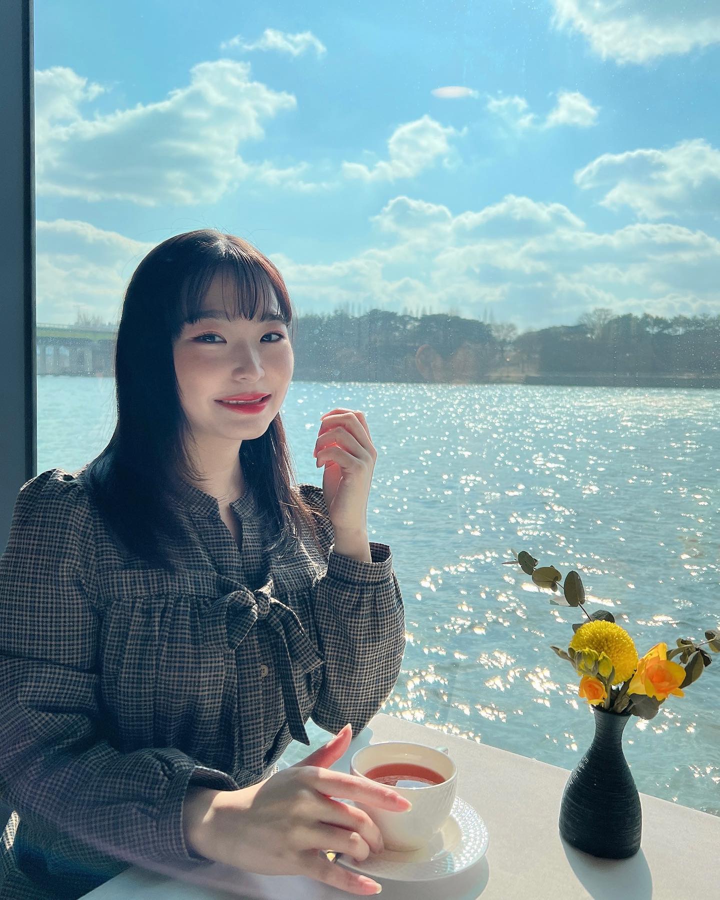 •초청•광고•
이크루즈에서 또 한번 초청해주셔서 다녀왔어요 🥹

물을 좋아하는 저 수영은 못해도 (?) 맑은 하늘에 둥둥 떠있는 느낌을 참 좋아하는데요 🌊

날이 맑은날 한강에서 이크루즈의 “애프터눈티 크루즈“를 타보았어요 🫶🏻 조금더 오랜 시간 동안 유람선을 즐기고 싶다면 애프터눈티 크루즈를 추천드려요 !! 🚢

배를 타면 지정좌석이 없어서 위에 올라가서 사진 몇장 찍고나면 내자리는 맨날 없는 🥲 그런 상황 많이 있지 않았나요? 😳 그런거 걱정없이 예쁜 한강을 낮에 지정석으로 즐길 수 있고, 또 커피 & 티 디저트도 기본 재공이 되어요 🍰☕️

갈매기 먹이주기 체험은 불가능 하지만 갈매기가 생각보다 엄청 커요 🥺😂 저도 무서워서 길매기가 위에 있을 땐 무섭긴 했엇는데 갈매기 먹이주기 체험은 불가능 하지만 과자가루 날리지 않고 배사진 찍는거 쌉 가능해요 💕

오픈한지 얼마 안되서 아직 사람도 많이 없어서 곧 저녁시간처럼 핫플 될 예정입니다 🫶🏻 너무 예쁜 한강의 윤슬 꼭 보러 오세요 👑

📍이크루즈 애프터눈티 크루즈 
▪️서울 영등포구 여의동로 280 이랜드크루즈 
▪️화 ~ 일 14:00 - 21:00
☎️ 0507-1349-6900
.
.
.
#이크루즈 #이크루즈유람선 #한강뷰 #한강 #한강공원 #한강뷰레스토랑 #한강데이트 #한강가볼만한곳 #여의도 #여의도이크루즈 #여의도데이트 #여의도한강공원 #여의도데이트 #여의도한강