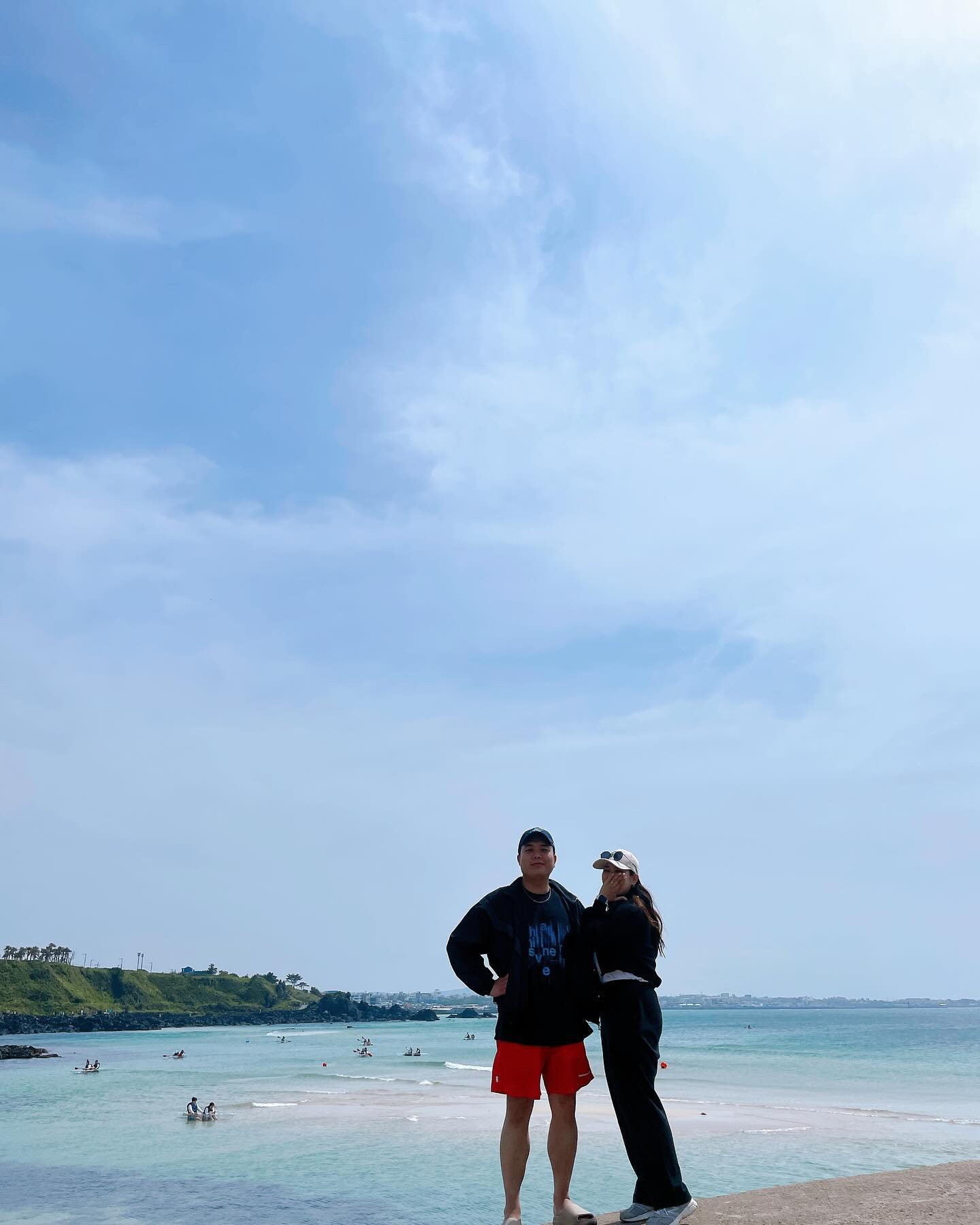 #제주도여행

또주도 2일차 - 2

백만년만에 찍혀본 사진
어색해😬
날은 흐렸지만 바다 보는 것도 좋았고
오빠랑 처음 제주도 갔을 때 간
델문도카페를 다시 가서 좋았고
사진엔 없지만 우니담에서 먹은 밥도 맛있었고
저녁에 먹은 회까지 모두 완벽해따 🌟