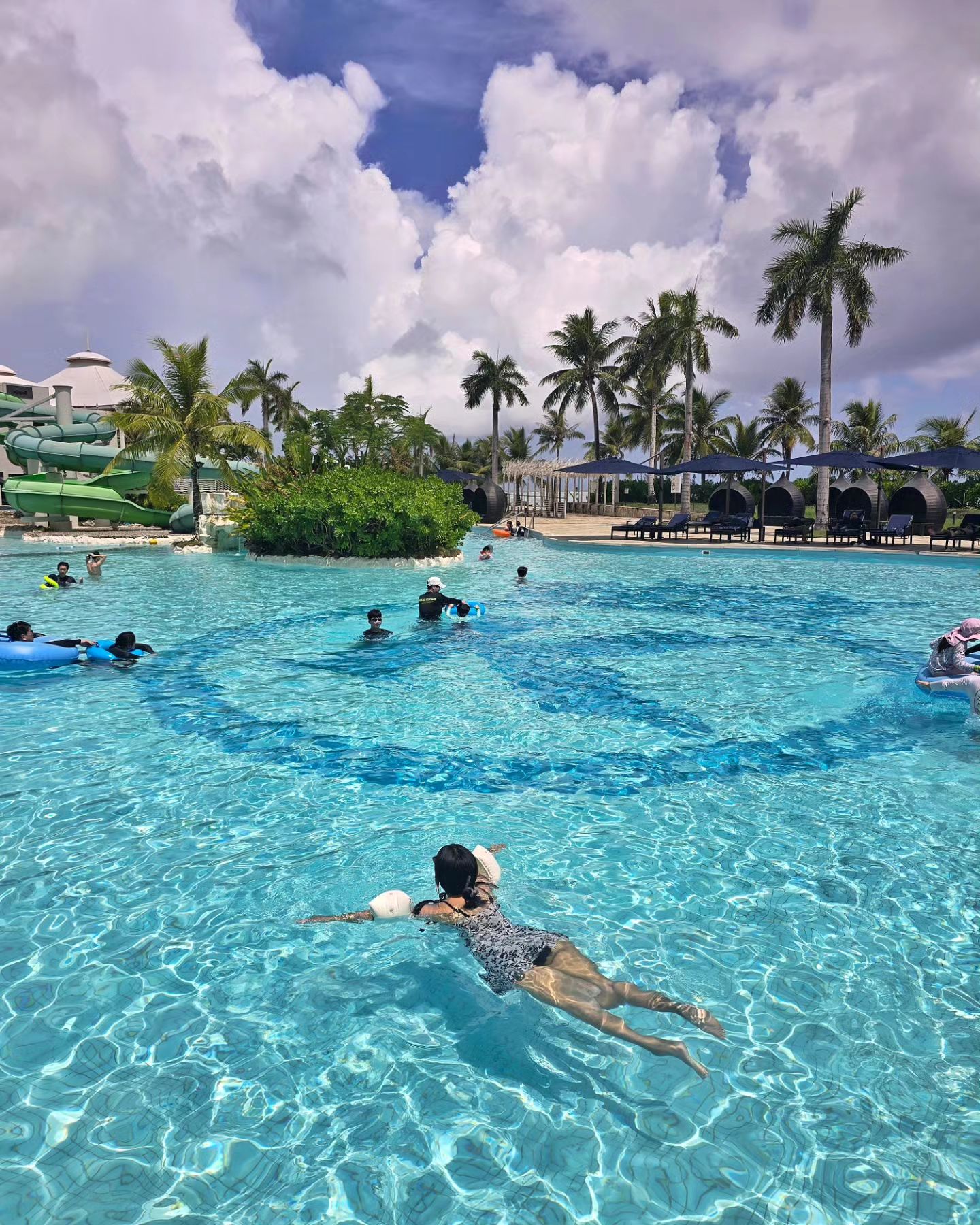Hi Saipan 🤙~~~ 🩷

2010년 대학교 졸업하고 첫 해외여행지였던 사이판
2020년 2월 코로나 직전 마지막 해외여행이었던 사이판,
그리고 4년만에 다시왔는데, 이곳은 여전하구만!

바뀐거라곤 없어진 부바검프, 물고기와 산호는 사라지고 새들이 점령해버린 마나가하섬.. 👀 그럼에도 바다와 하늘이 넘 예뻐서 오랜시간 기억에 남을듯 :)

어쩌다보니 4번째 사이판...✨️
다음엔 또 언제오게되려나..✨️