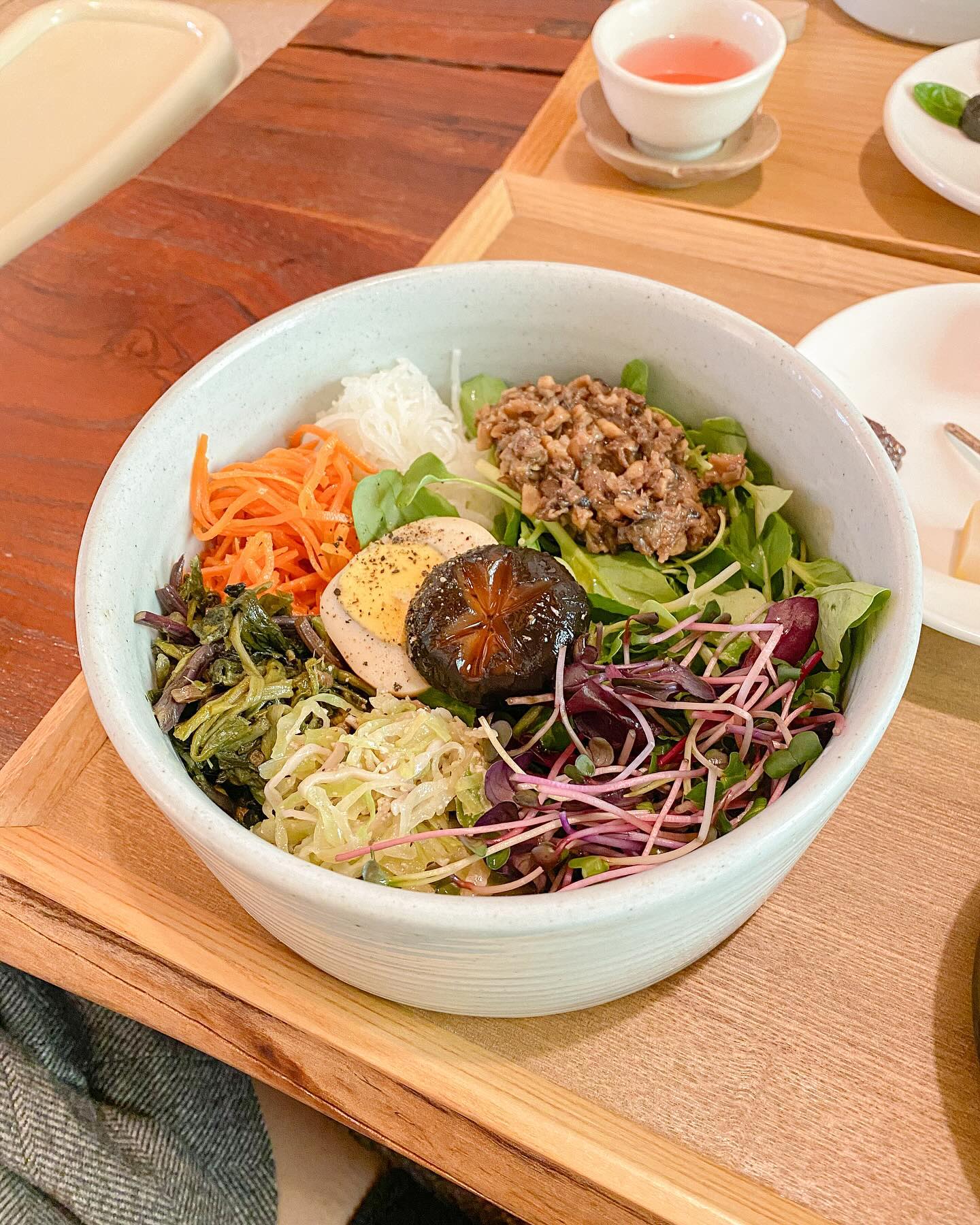 정갈한 비빔밥 먹고 왔어요!
맛도 맛인데 저 비빔밥 그릇이 너무 예쁜거 있죠?
진짜 하나 사고 싶은데,,,,
어디 팔까요?
#대접 #비빔밥그릇 #면기 #도자기면기 #비빔밥 #점심메뉴 #점심스타그램 #점심밥 #점심밥상 #점심메뉴추천