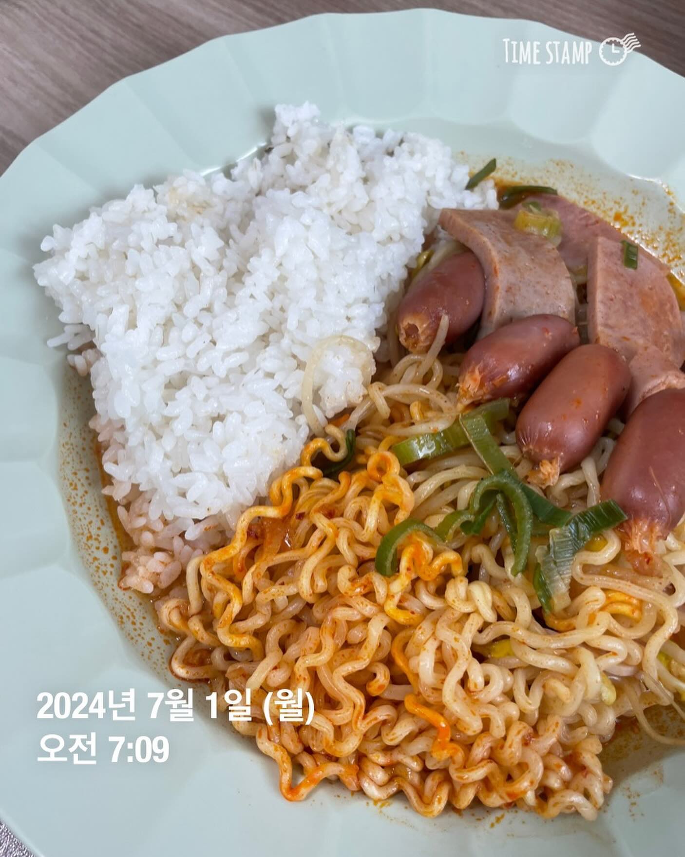 (식단일기 D+71)
- 오늘의 몸무게 : 63.9kg
- 오늘의  운동 : X
- 아침 : 밥1공기 + 부대찌개 1.5그릇 + 핫식스 반캔
- 점심 : 알감자 2개 + 에그타르트 1개
- 간식 : 수제 두바이 초콜릿 1조각
- 저녁 : 육개장사발면 1개 + 삼각김밥 1개 +제누와즈 1조각