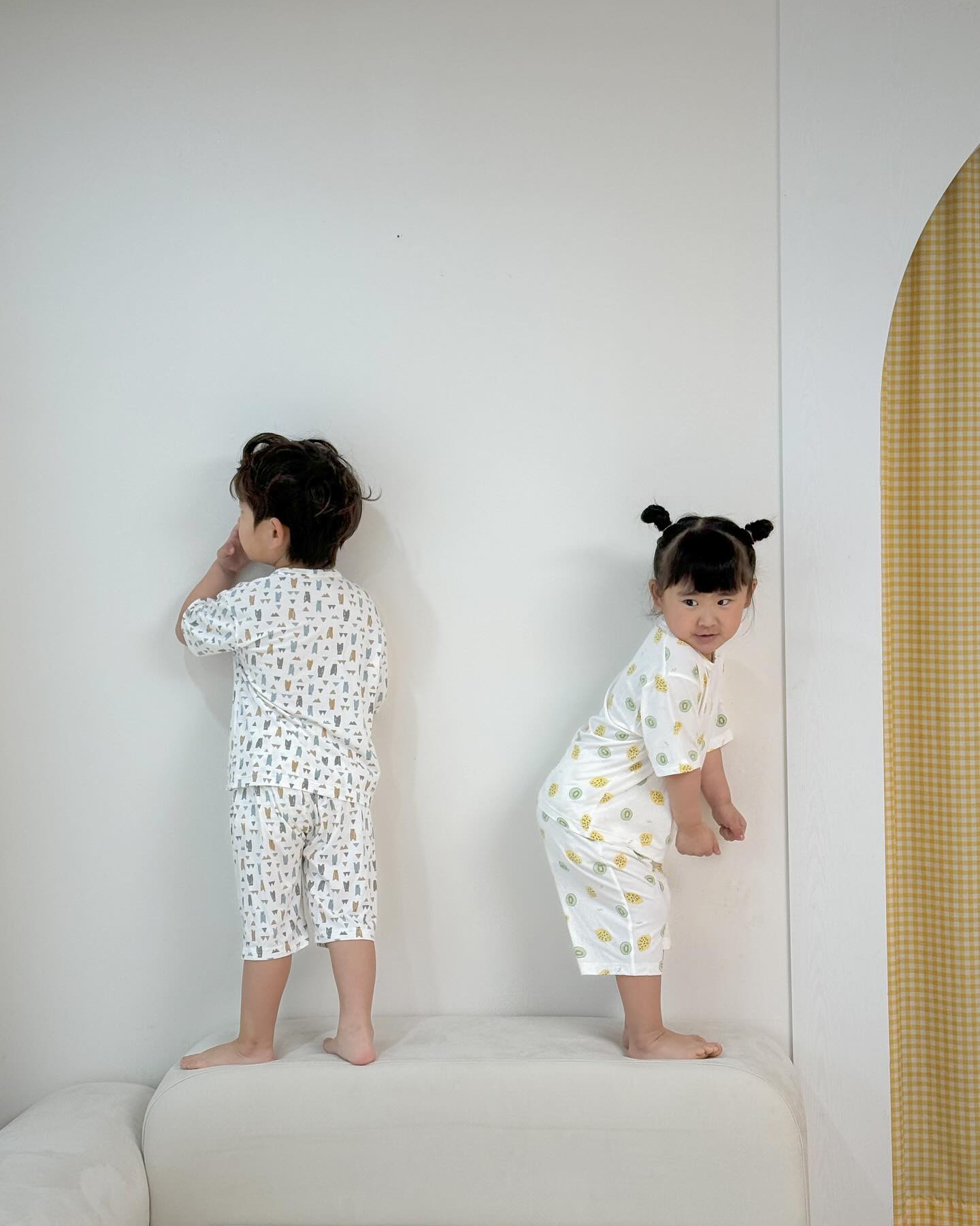 리꼼에서 보내주신 찰랑 오가닉 실내복💛🌼 입혔더니 춥다고 할정도로 쿨링감최고라 여름에 넘 잘입을 것 같아요 !

👦🏻 로운 103cm 17kg -L 착용
👧🏻 로아 98cm 15kg - L 착용

#리꼼 #실내복 #여름실내복 #아기모델 #남매 #베이비모델