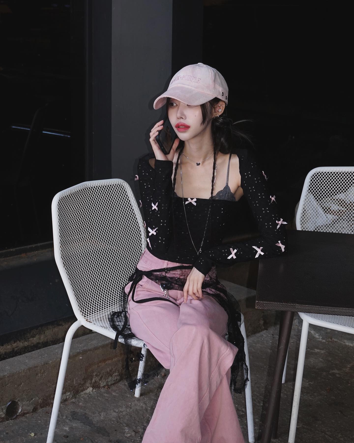 blackpurple.kr 💖🖤

빈티지한 워싱소재와 고급스러운 무드로 만들어진 블랙퍼플 볼텍스 사이드 아일렛 모자✨
핑크색상도 너무 힙하고 키치하잖아,,💖
스트랩으로 다양한 스타일링도 가능하고 홈페이지에서 추가 스트링 구매까지 가능하다는 점 -!
다음에는 레이스 스트랩으로도 연출해볼까 생각중이에오,, 넓은 챙과 깊은 바디로 얼굴소멸핏도 가능하답니다😎