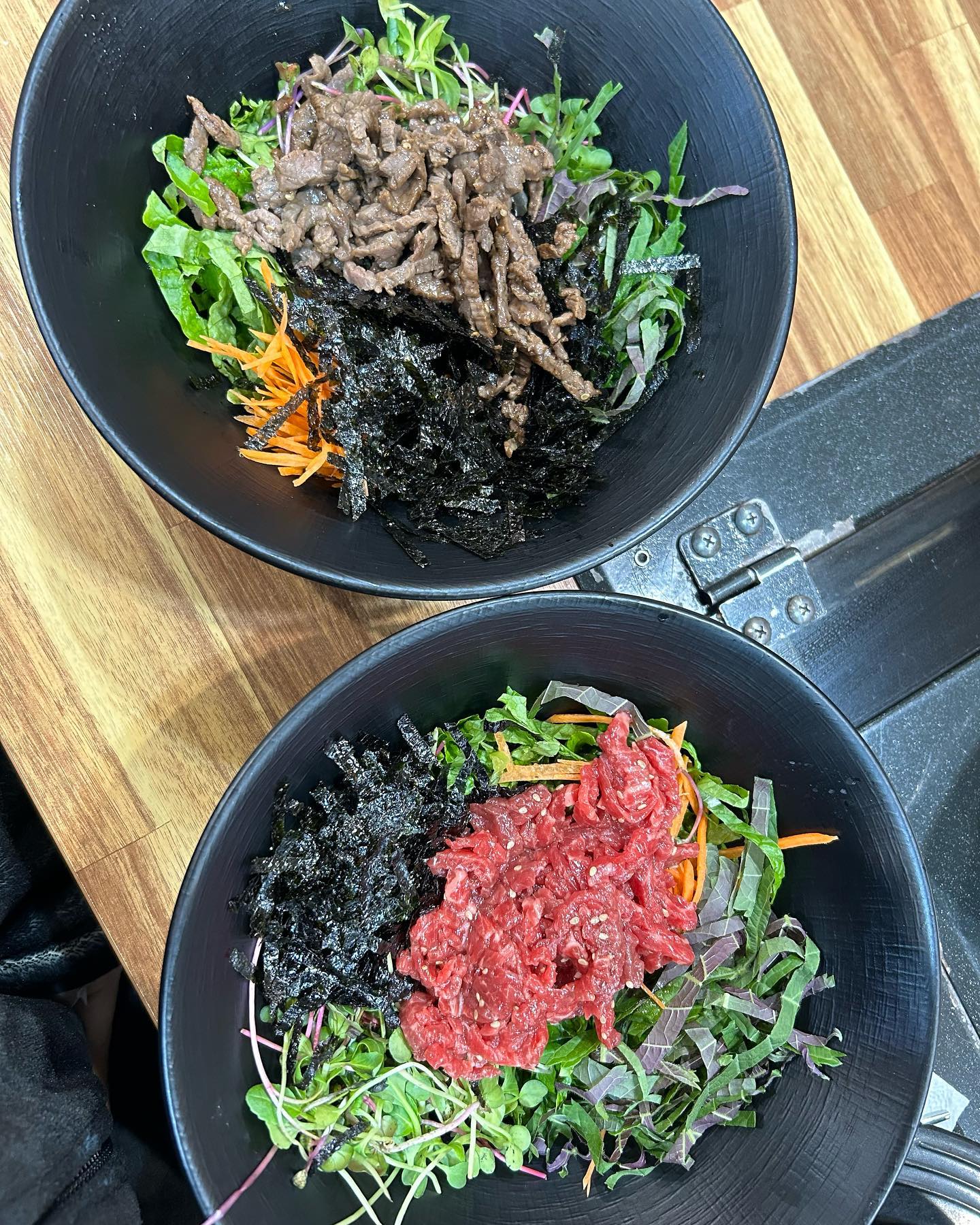 #명품관 
📍여수시 소호로 636 여수축산업협동조합

운동 끝나고 근성장 하러
맛잘알 친구한테 소개받은곳

원래 육비 먹으러 한우만 육깝돈 가는데
근데 유빈이는 맛있지만 자극적이기도 했다는 의견 
(난 매운거 좋아해서 둘다 대만족이었지만요🤭)

명품관 육비는 자극적이지 않고 야채 많고 
고급 집밥st 느낌!!!
그리고 익힌고기 비빔밥도 존맛이라
둘다 먹어야함
1인 1찌개 줌, 밑반찬도 깔끔 맛있음!!

#여수육비 #여수육회비빔밥 #여수시청맛집 #여천맛집 #여수장성지구맛집 #여수비빔밥 #여수소고기