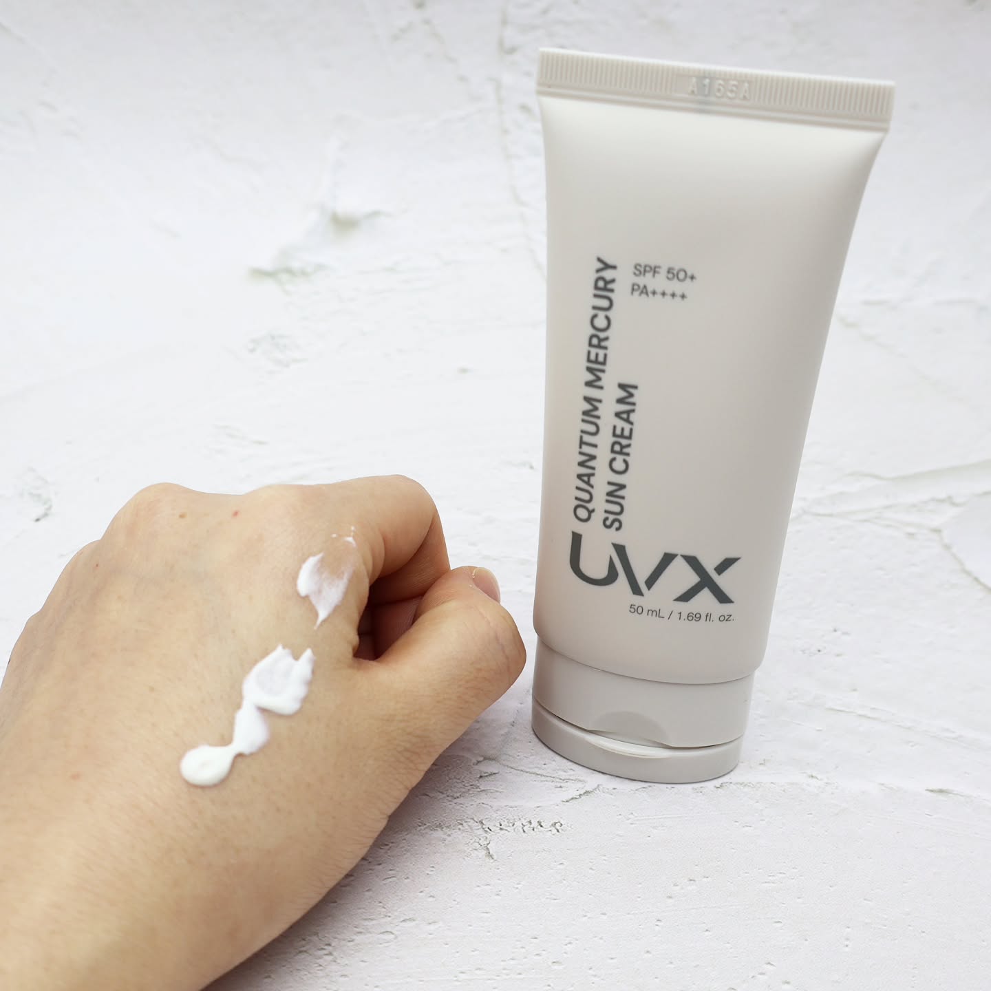 #협찬 uvx_suncare #머큐리데일리선크림 #UVX

색소 침착이 심한 피부라 사계절 내내 선크림 필수인데
답답하지 않게 편안하게 바를 수 있는 제품이 좋거든요

이번에 UVX 머큐리 데일리 선크림 써봤는데 완전
촉촉하고 부드럽게 발려서 부담 없이 쓰고 있어요

자외선 차단, 주름개선, 미백 3중 기능성 화장품이라는
것도 마음에 들고 수분 충전까지 제대로 되니 대만족!

진짜 이렇게 수분감 충만한 선크림은 처음이에요

SPF 50+ / PA+++ 로 자외선 차단 지수도 합격!

끈적이거나 무거운 제형이 아니라 계절에 관계없이
데일리는 물론이고 야외 활동에도 적합한 수준이고요

백탁현상 없이 얇고 깔끔하게 발려서 더 좋네요~

#08L #피부진정 #태양차단 #수분 #신상품나왔을땐  #뷰티루틴 #리뷰 #촉촉한선크림 #피부보습