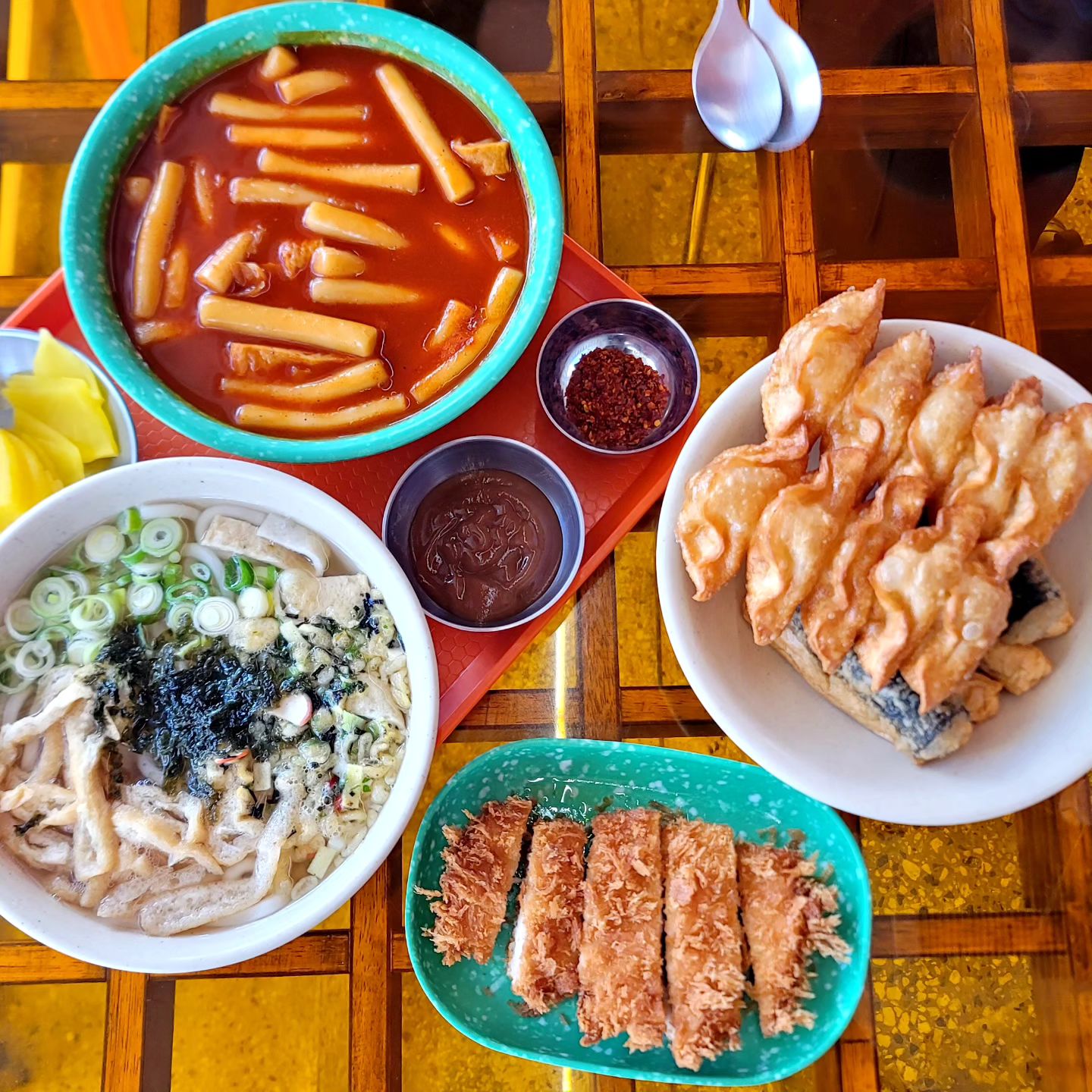 주말 산책하고 맛있게 먹었던 우리동네 분식맛집
배달로만 즐기다가 직접 매장으로 고고
간만에 거닐고 먹어 그런가 더더 꿀맛
분식은 배달 보다는 바로 먹는게 제맛 

🍢 굳굳 | good good
🥟 튀김만두. 치킨까스 <고무신도 튀기면 맛나다지요>
🍜 옛날우동 생각 나요 비오는날에도 딱 
🥣 달달한 떡볶이에 튀김 폭 찍어서 김말이도 맛나요 

#분식맛집 #파동맛집 #굳굳 #굿굿 #goodgood
#대구분식맛집 #대구떡볶이맛집 #파동분식맛집 
#맛나다그램 #파동떡볶이맛집 #옐로러버_맛집
