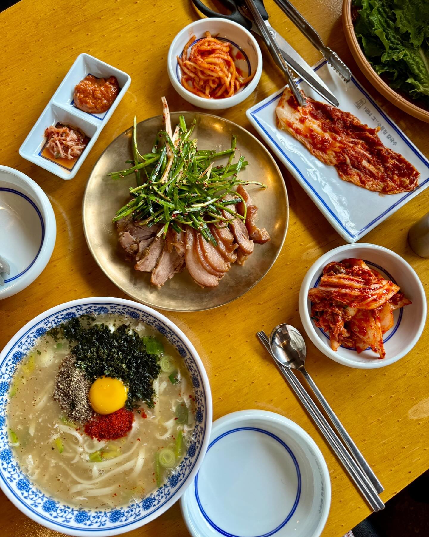 #협찬

생면으로 직접 자가제면해서 만든 1984그수육집칼국수
비 오는날이면 더욱 생각나는 따끈따끈한 국물
국물이 깊고 양도 푸짐하며
들깨가루가 들어가 고소함 그 자체👍🏻
면도 부드러운 식감에
면 어느정도 먹었을때 밥 말아먹기 국룰!!

보쌈수육이 아닌 족발수육으로 색다르게 먹을수 있고
칼국수랑 족발수육 조합이 너무 좋은
잡내도 전혀 없고
기대이상으로 쫄깃 부들 촉촉 아주 맛있었어요
족발수육에 부추 김치 올려먹으면 막걸리가 생각나는ㅎㅎ

칼국수에 족발수육 둘이 먹어도 배부른 푸짐함

환상의 조합 매운 실비김치!!
먹어보고싶었던 김치가 쨘~ 함께 나오는데 
제 입맛에는 많이 맵지않아서 수육족발에 싸먹으면 꿀맛이였다는

색다르고 고소한 보리새우가 들어간
보리새우부추천도 꼭 드셔보세요!!😋

테이블도 넉넉해서 웨이팅 걱정은 없을것같고
레트로스러운 실내 분위기에 취해보아요🍻

#천천동맛집#수원성균관대맛집#성균관대역맛집#수원장안구칼국수#수원칼국수#성균관대역칼국수#수원칼국수맛집#천천동칼국수#수원성대맛집#장안구맛집#수원천천동먹자골목#성균관대역해장#수원성대해장맛집#수원실비김치맛집#1984그수육집칼국수천천점