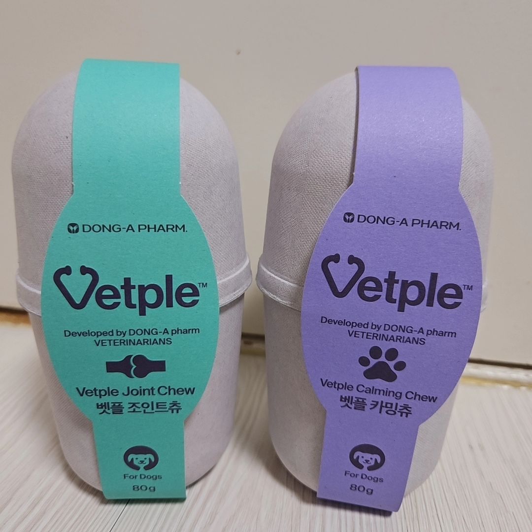 동아제약 벳플 강아지 영양제 체험단 후기 vetple_official

제가 이번에 체험해보게된 제품은
동아제약의 강아지 영양제인 벳플영양제에요!

벳플은 동아제약 수의사가 직접 설계한 브랜드이며

​" VETerinarian : 건강하게 , PLEasure : 행복하게 "​

​브랜드의 의미도 너무 좋은거 같아요! 

​동아제약은 반려동물만을 위한 단계를 꼼꼼하게 거친다고 해요
동아제약 임직원 공식 '펫트너' 친구들의 꼼꼼한 검증과 피드백을 통해
탄생한 제품이라고 하더라구요

​펫트너란?
- 벳플과 함께 다양한 활동과 제품개발에 참여하는 반려동물 서포터즈​

​꼼꼼한 검증과 피드백을 통해 탄생한 제품이라니 믿고 먹을 수 있겠죠? 

이제 벳플영양제를 소개해드려볼게요

먼저, 벳플 조인트츄는 옵티 MSM, 난각막 분말, 
보스웰리아 추출분말, N-아세틸글루코사민
이뮤노힐, L-테아닌 등을 담아 반려동물의 관절과 
연골 건강, 관절염 통증 완화에 도움을 줄 수 있는 성분들을 담았어요

이런 댕댕이 친구들에게 조인트츄 추천드려요!

​✔️ 슬개골 수술을 했거나 소형견인 아이
✔️ 점프를 좋아하는 아이
✔️ 바닥이 미끄러운 곳에 자주 있는 아이
✔️ 나이가 들어 관절이 약해진 아이
✔️ 근육이 부족하고 비만인 아이
✔️ 다리가 길고 얇은 아이

다음은 벳플 카밍츄인데요 

반려동물의 80%가 매일 평균 5시간 이상을 혼자 집에서
보낸다는 사실 알고 계셨나요?

댕댕이들에게는 어떤 변화를 주는지 한번 알아보았는데요
면역감소 , 배변실수 , 하울링 ,  발사탕 등 이렇게 다양한 변화가 찾아오는데요

우리 댕댕이들이 스트레스를 안받게끔 해주는 것도 좋지만 이렇게 도움을 받는 것도 
하나의 방법이라고 생각을 해봅니다😢

​이럴 때, 벳플 카밍츄를 급여해보세요!

​✔️ 분리불안이 있을 때
✔️ 사회화 훈련이 필요할 때
✔️ 병원에 가거나 수술 후 안정이 필요할 때
✔️ 차 혹은 비행기를 타고 이동할때
✔️ 유치원이나 호텔을갈 때
✔️ 목욕이나 미용을 할 때
✔️ 이사를 가거나합사를할 때
✔️ 낯선 사람을 마주쳐야 할 때​

​우리 댕댕이 스트레스가 걱정될 때는 벳플 카밍츄 추천드려요!

제품 케이스가 친환경 펄프 케이스 라서 노즈워크 장난감으로 딱이더라구요! 
너무 좋지않나요? ​포장부터 제품까지 버릴 것 하나 없이 활용이 가능!

생후 3개월 이상부터 급여 가능하고 10kg미만은 1일 1~2개, 10kg이상은 1일 2~3개
이니 권장 섭취량에 맞춰서 급여해주시면 좋을거 같아요​

벳플 영양제는 공통으로 들어가 있는 성분이 심신안정에 도움이 되는 성분들이
들어가있다고 하니 댕댕이들 한테도 도움이 많이 되고 진짜 좋은거 같아요

#협찬 #제품제공 #무상제공 #벳플 #강아지영양제 #강아지영양제추천 
#강아지스트레스영양제 #강아지분리불안 #동아제약 #벳플카밍츄 #벳플조인트츄

< 본 후기는 소정의 제품을 제공 받아 사용해 본 뒤 솔직하게 작성된 글입니다 >