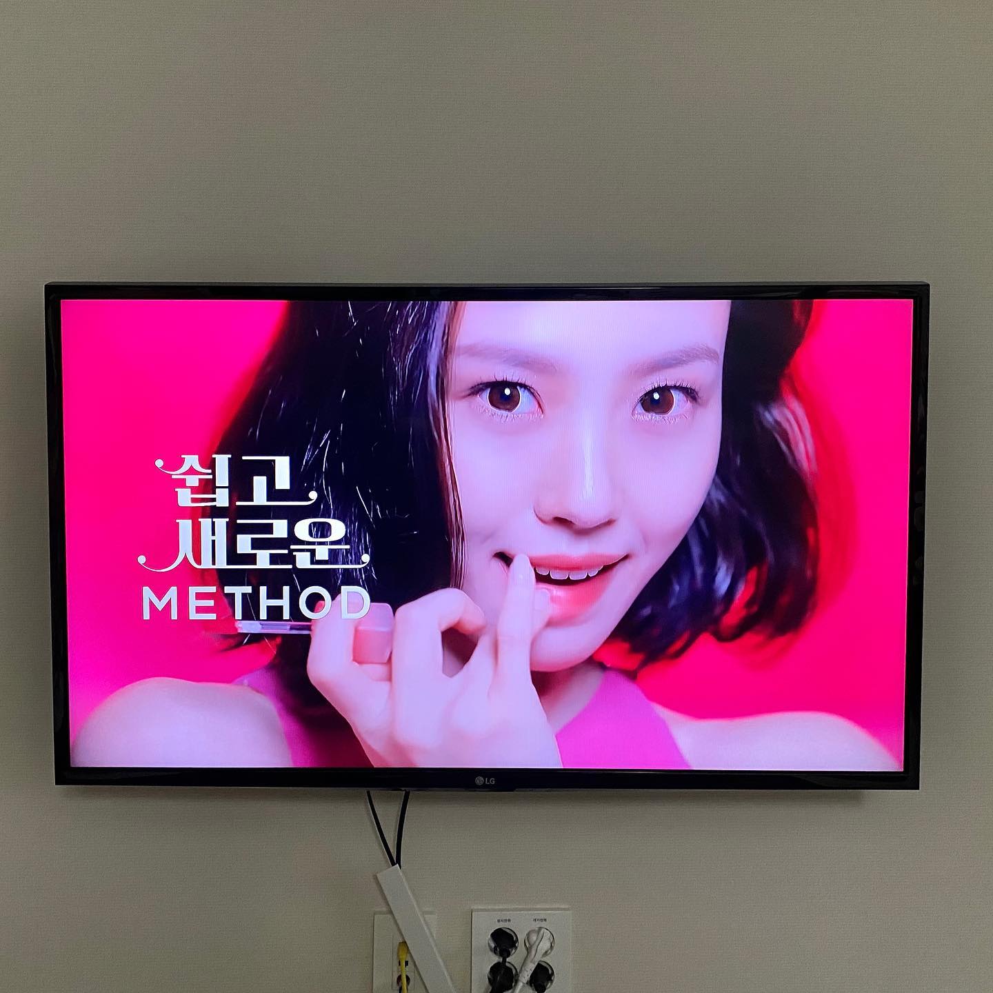 #협찬 #메리쏘드 #고민시pick
merythod_official
⠀
색조 브랜드 메리쏘드가 새로운 광고 모델로 고민시를 발탁했는데 미모 실화..🌟
⠀
메리쏘드 립타투 벨벳 틴트는 입술에 차분하게 스며들어 각질 걱정 없이 매트 립 표현이 가능한 제품인데
색상도 23가지로 다양한 컬러가 있어서 원하는 컬러로 픽해서 쓸 수 있당💄💋
⠀
⠀
#고민시화장품 #merythod #메리쏘드CF인증샷 #메리쏘드인증샷이벤트 #메리쏘드이벤트 #색조브랜드 #메리쏘드틴트 #메리쏘드쿠션