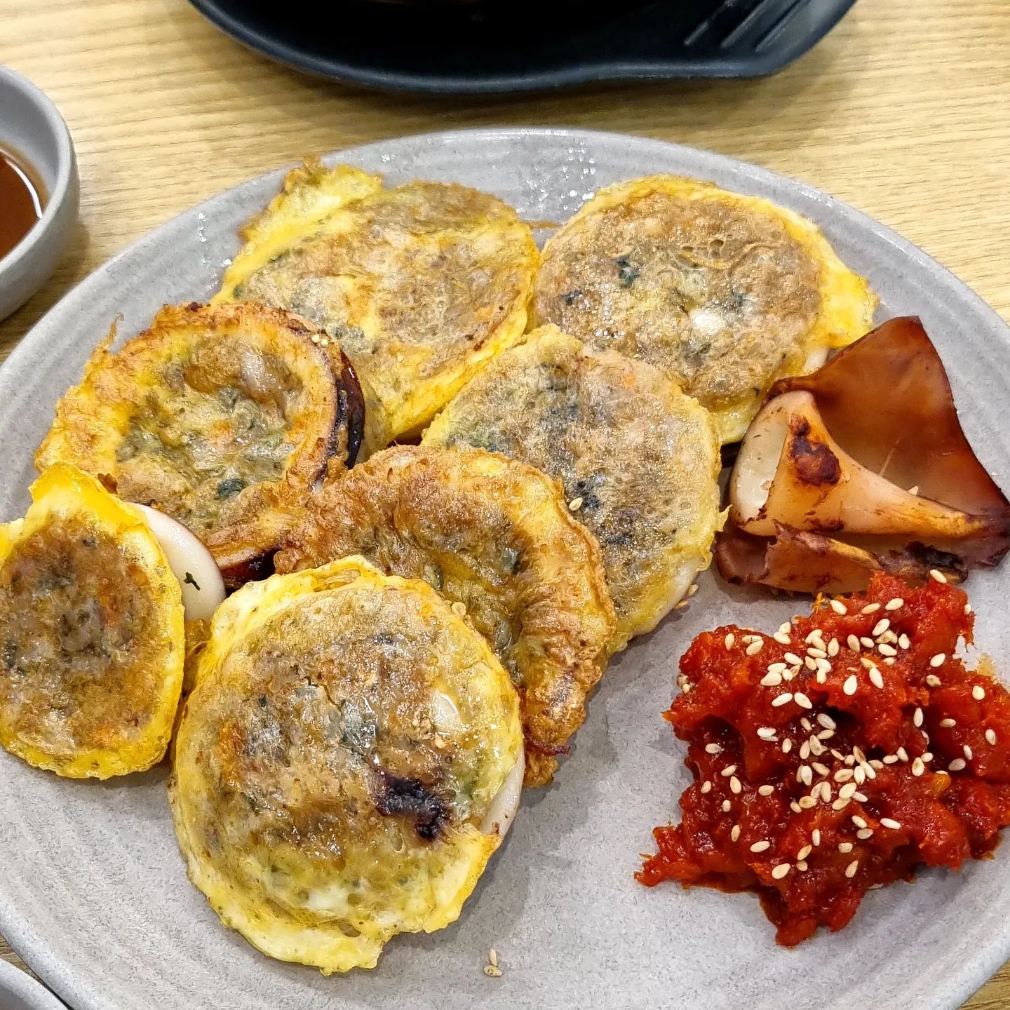 전국에 딱 한곳 유일한 가리국밥 맛집 #신다신

속초에 간다면 꼭 가봐야하는 곳
따뜻하고 촉촉하게 구워진 오징어순대에
새콤한 명태식해 한점 올려 먹으면 극락🥹

깔끔한 사골 육수에 양지고기,고사리,콩나물이
팍팍 들어간 이북식 소고기 국밥인 가리국밥까지
먹어주면 해장 그만이다 이거야🦑🥘🧡

📍위치
강원 속초시 아바이마을길 22 신다신

🕑영업시간
9:00 ~ 18:00
매주 화요일 휴무

🥘메뉴
오징어순대 소 17,000원
가리국밥 12,000원
아바이순대국밥 11,000원
함흥냉면 11,000원

#속초#속초맛집#속초맛집추천#속초아바이마을##아바이마을맛집#신다신#신다신가리국밥#속초오징어순대#쩝쩝이_강원도#먹스타맞팔#먹팔맞팔#먹팔맞팔환영#먹팔