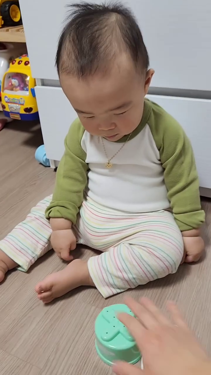 야바위 이렇게 재밌을일??..😂

#12개월아들놀아주기 #아기야바위 #아기놀아주기