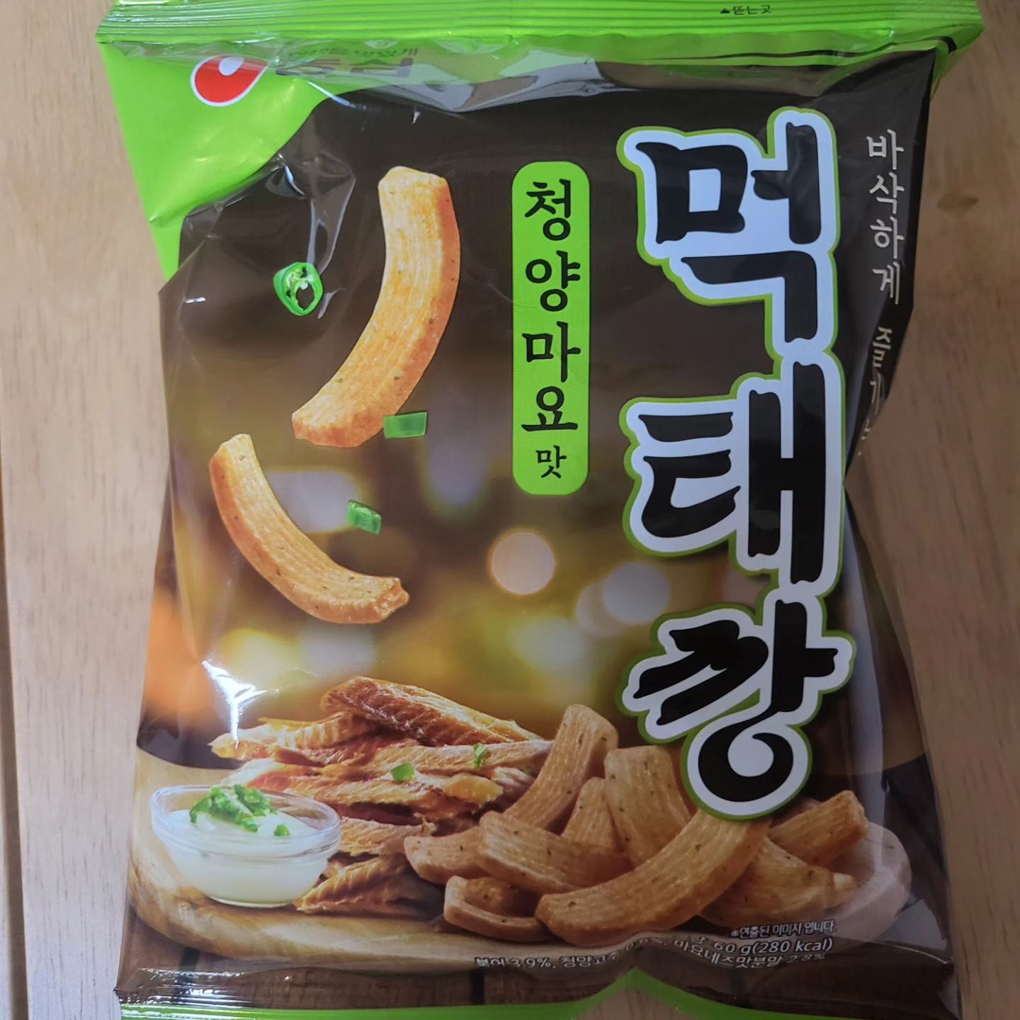 🍪 농심 먹태깡 청양마요맛 🍪

🍪 가격) ₩1700
🍪 출시) 2023.06
--
🍪 23년 하반기 과자업계의 먹태 열풍을 부른 제품 '먹태깡 청양마요맛'

🍪 출시당시 새우깡의 후속작으로 광고를 때렸던것으로 기억한다.(출시 기준은 2020년 옥수수깡 이후 3년만) 

🍪 가격은 60g, 1700원
--
🍪 '먹태깡 청양마요'의 칼로리는 280kcal(60g)

🍪  북어 3.9%, 청양고추 0.6%, 마요네즈맛분말 2.8% 함유. 
--
(후기)

🍪 1) 모양 자체는 기존 새우깡 모양과 같다. 냄새에서부터 청양마요의 맛이 확 느껴진다. 

🍪 2) 짭잘한 맛 자체도 심하지 않고 적당해서 맥주랑 먹을때 적당한 과자 안주로 추천할만 하다. 

🍪 3) 솔직히 대란땐 이해를 못했는데 먹다보니 이해가 되는 맛이었다. 짭잘하니 매콤한 맛도 느껴지고 맵짤맵짤한 맛이 좋았던것 같다.
--
#먹태깡 #깡 #농심 #농심먹태깡 #과자 #과자리뷰 #과자스타그램 #과자🍪 #먹태깡청양마요맛 #먹태깡청양마요맛🌶️ #먹태깡청양마요