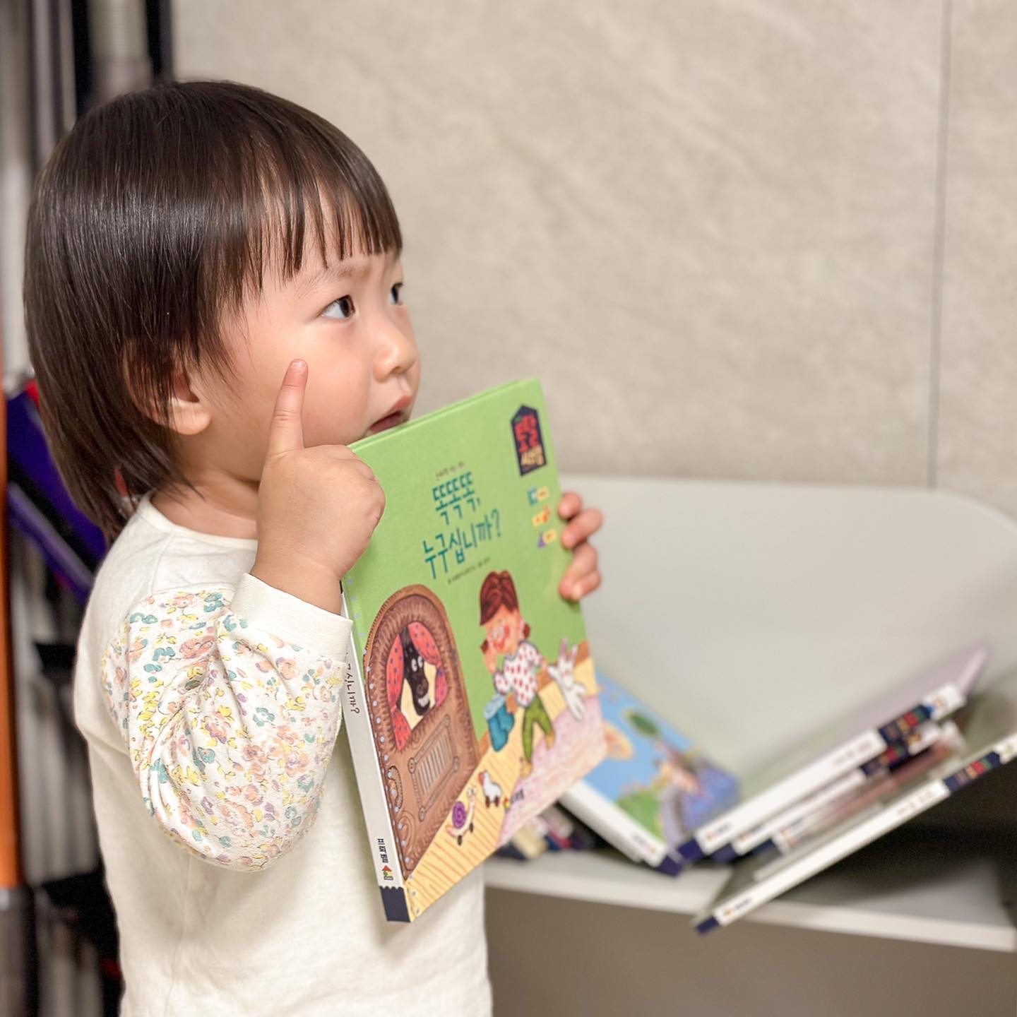 월령에 맞춰 책육아 가능한 #프뢰벨토탈플래티넘 📚
시아는 021, 024 받아 봤는데 보드북 양장본이 적절하게 섞여있어서 좋았어요. 잠자리 독서로 3권정도만 읽어주고 싶은데 새로운거 가져오니까 계속 한번 더! 하면서 책을 계속가지고 오는데 어또케 안 읽어줘 🥹🤍

그리고 최애로 등극한 똑똑똑, 누구십니까? 조작북인데 아직 문열기도 전에 누가왔는지 알고 있는거 ㅋㅋㅋㅋㅋㅋ 귀엽구 저놈에 문짝은 이제 너덜너덜

#프뢰벨 #토탈플래티넘 #토탈시스템 #아기책추천 #전집추천 #책육아 #첫전집 #돌아기전집 #영아책추천 #유아교구 #토탈병 #토플렉스 #유아전집 #아기전집