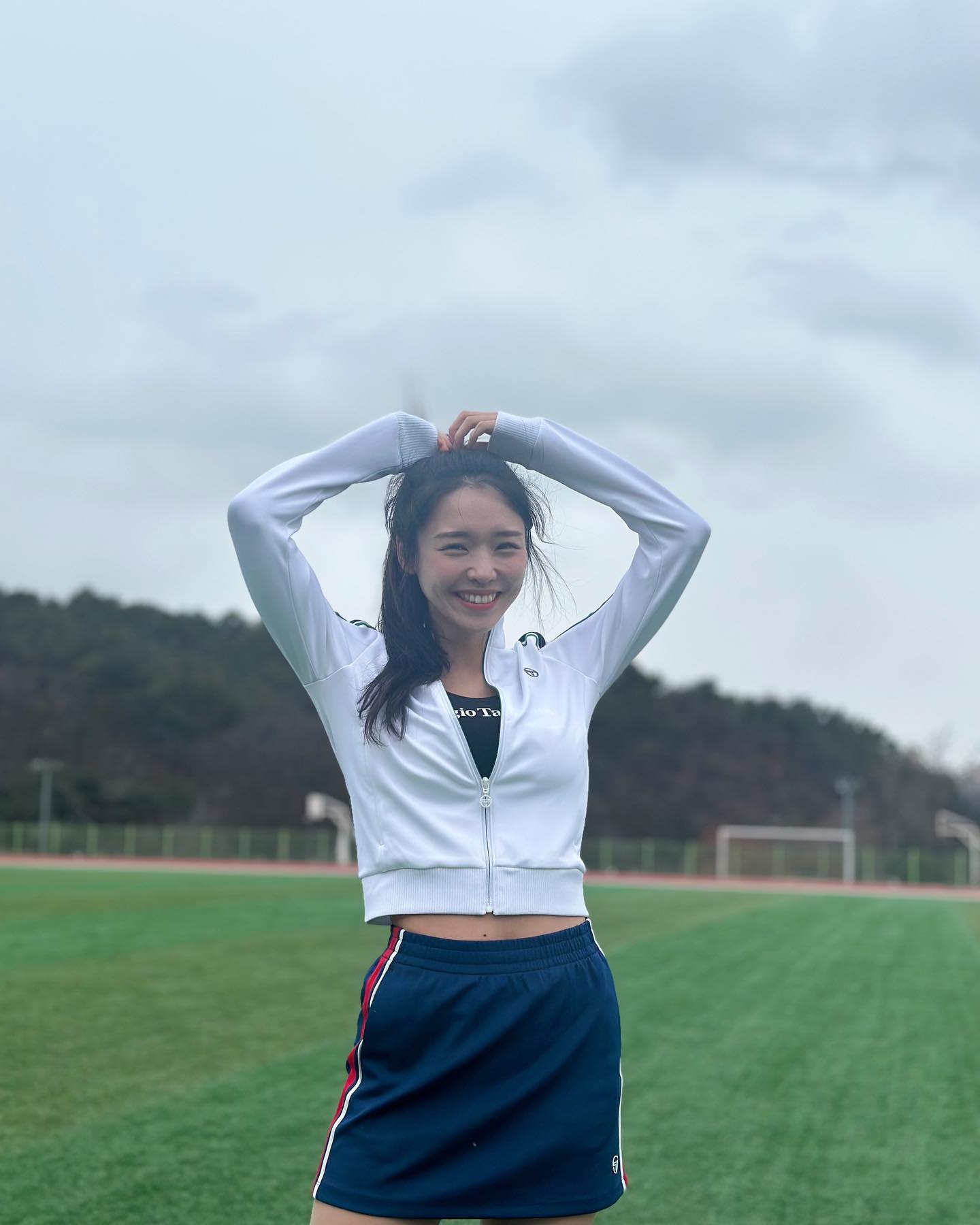 #광고
오랜만에 트랙뛰러 나왔는데, 이 스포티한 무드의 트렉집업은 어디꺼냐구요? 
세르지오 타키니(sergiotacchini_kr )와 우승의 순간을 함께 한 전설적인 테니스 챔피언들을 오마주한 다마린도 헤리티지 라인이에요
보드라운 재질에 신축성과 흡수력까지 우수해 땀흘리게 운동해도 아주 쾌적해쒀🏃🏻‍♀️🏃

#sergiotacchini #세르지오타키니 #st크루 #타키니룩 #테니스 #테니스타그램 #테니스룩 #골프 #운동복 #트레이닝복 #트랙수트 #테니스스커트 #타키니트랙수트 #타키니스커트
