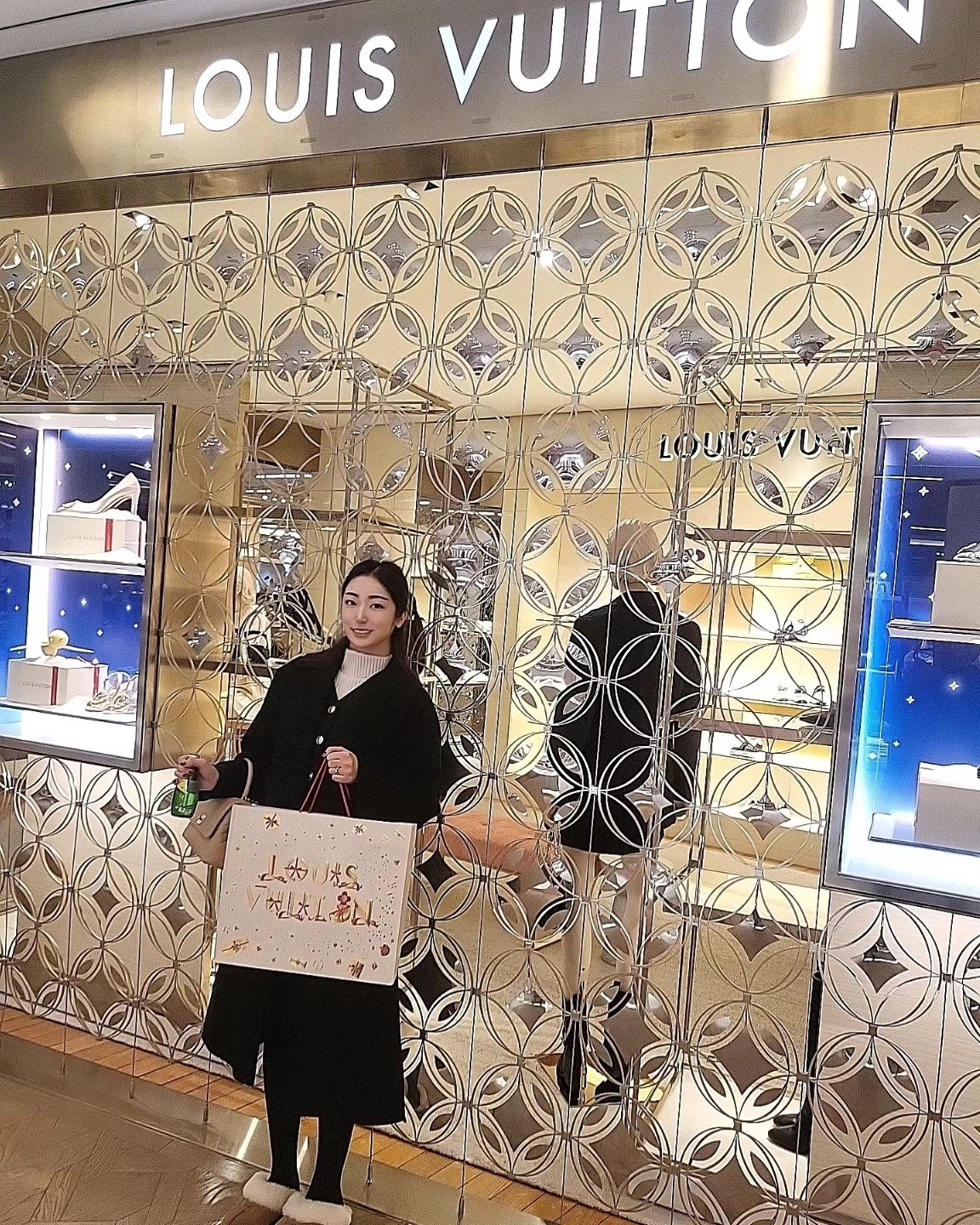 예쁜것들 구경하러
신세계백화점 나들이😃
.
.
앵클부츠 사고싶었눈데
첫눈에 반해버린❣️
.
.
실물 넘 예뿌고
신었을때 더 예뿌고
이거다.
.
.
연말선물로!?
감사합니다앙!!🫶
.
.
.

#백화점나들이#신세계#구경#일상#일상사진#사진#일상스타그램#신세계백화점#연말선물#선물좋아#좋아요#선물#선물추천#부츠선물#루이비통부츠#첼시부츠#첼시부츠추천#행복#소확행#예쁜신발#신발구경#아이쇼핑#루이비통신발#앵클부츠#부츠코디#따뜻#새해#좋은일만#가득#감사합니다❤️