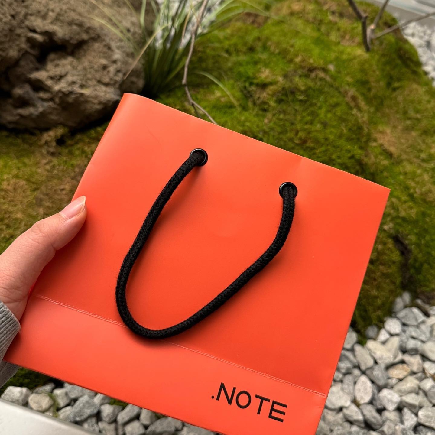 성수에서 줄서서 밥만 먹지 말고 나만의 향기 만들고 힐링하고 오자 :) 

dotnote.perfume
> 성수향수공방 닷노트
> 서울특별시 성동구 성수동1가 16-22 2층
> .NOTE 원데이클래스 50ml 49,000

향수에 빠졌을 때가 있었는데, 유명 브랜드 애들 무조건 나도 다 사고 매일 매일 다른 향수 뿌리고 다녔었다. 근데, 작년에 강남 닷노트에서 내 향수 만들고 그 이후로 그것만 뿌리고 다녔어요. 백화점 애들 쳐다도 안 봐서 먼지 쌓임 시롸? :)

사실, 향수만들기 처음에 유행했을 때 성수 다른 매장에서 만들어 본 적이 있는데요! 그 때는 선생님이 설명도 너무 빠르고 공간도 너무 좁고 어둡고 그래서, 이게 저건지 저게 이건지 머리아프고 코아프고 너무 힘들었던 기억이... 있었어요.

닷노트는 아이패드 선생님이 차분하게 설명해주고, 어려우면 다시보기하면 되고! 일단 매장이 힙하고 인테리어도 예뻐서 기부니 조크든요:) 넓고 또 성수점은 밝은 편이라서 더 좋더라구요 정말 나만을 위해 집중하고 힐링하는 시간 보내고 왔어요 :)

향수 패키지도 너무 갬성갬성하구, 이벤트로 롤온향수까지 :) 좡좡 쇼핑백까지 예뻐서 기부니 너무 좋은 주말 데이트 잘 보내고 왔습니당!

#성수향수공방 #성수원데이클래스 #성수역실내데이트 #성수역놀거리 #서울향수공방 #향수만들기공방 #성수실내놀거리 #서울공방데이트 #성수이색데이트 #성수역이색데이트 #뚝섬역데이트 #서울실내데이트 #서울이색데이트 #서울핫플 #서울원데이클래스 #공방데이트 #성수역데이트 #성수핫플 #성수데이트코스 #성수맛집 #성수 #주말 #주말데이트 #맛집추천 #데이트