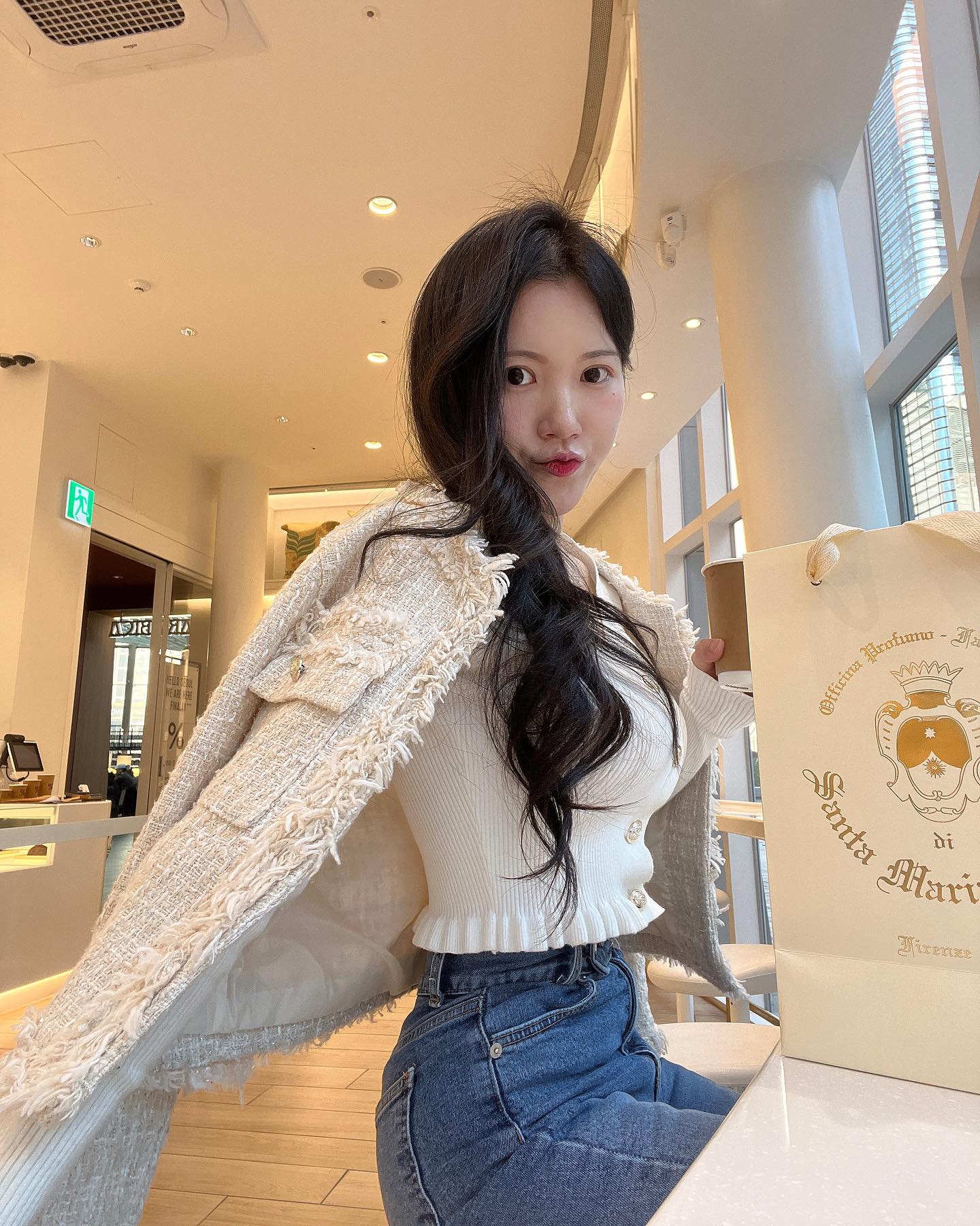 로한 영어클래스 하는 동안 내게 주어지는 자유🩵
억울해 하진 마! 엄마도 8할은 일을 하는데에 시간을 씁니당😊
요즘 날까지 풀리니 너무 좋고 설레네(이럴 때 딱, 남편한테 전화 옴)

#여보야내가보이니🫶🏻 #이번주도재밌는스케줄이한가득 #코엑스아라비카 #응커피 #arabicacoffee