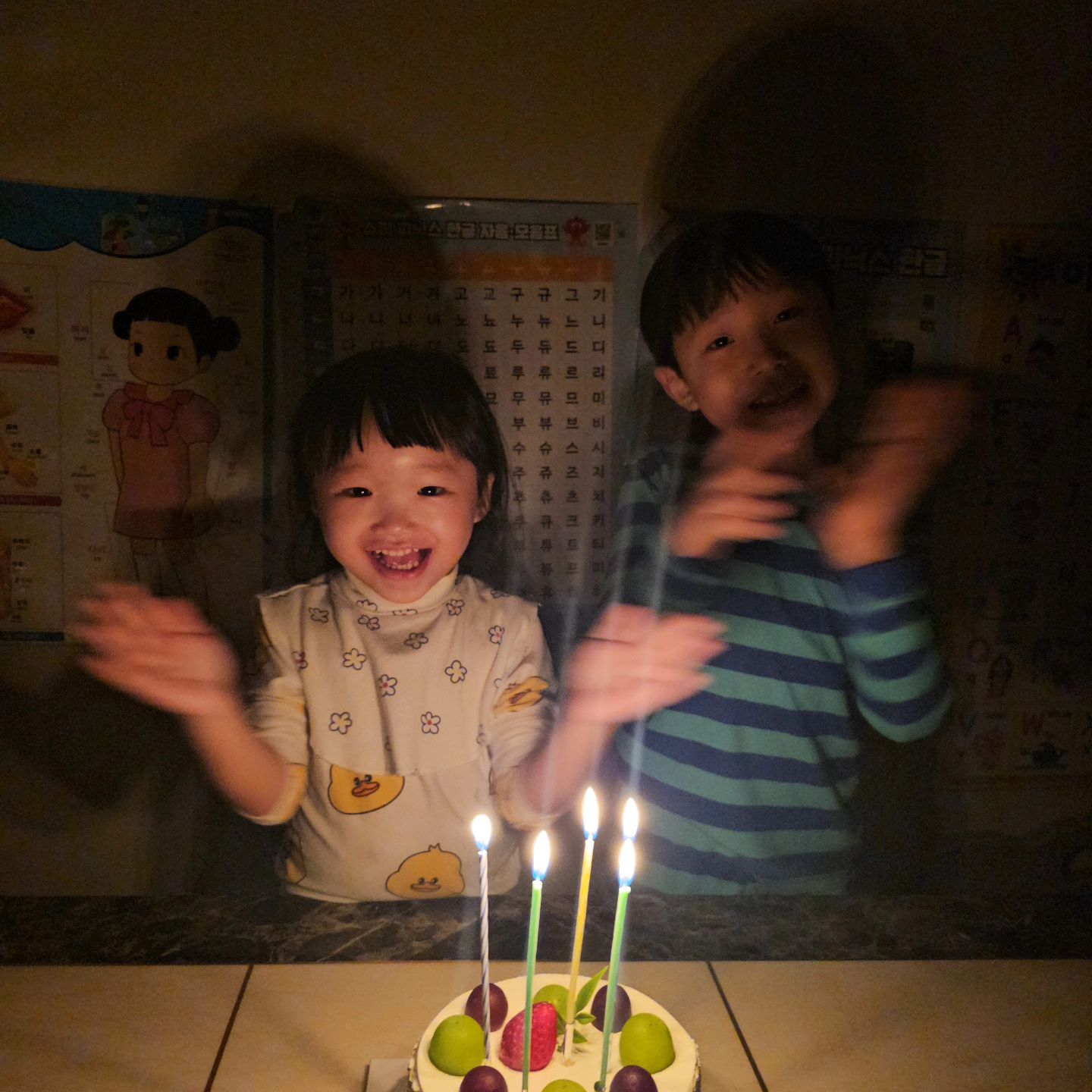 #김줴스타그램 #김줴일지

다들 작년에 고생하셨어요~
모두모두 건강하고😍
로또 2등 되셔요🙏🏻
(1등은 힘드니까~)

24년은 건강히 잘 지내자 했는디
올해도 어김없이 어제와 같이
나는 병원 오픈런쓰~!!
그래 갠찬아~ 하면서 
또 그리 지나갑니다~ 
(쓱박 이정도믄 나는 나라팔었나싶음)
징그러ㅋㅋㅋㅋㅋㅋ

365일 중 364일 아프지만 갠차나 
나는 1류니까~우리가족 화이팅!!

말이 느린 우리 지민이도 
종이한장 차이지만
나는알지 점점 늘고있고
우리지민이 너무 잘하고 있어 !!

우리도현이 초등학교 드간디
걱정되긴 하지만
너무 잘할꺼야
엄마가 항상 응원해 !!

오빠도 항시 안전운전하고
내 진상 다 받아줘서 고마워
선넘는 행동 말 😇🫠🥲
나쁜놈 만났다면^_^
(나 맞아죽을수도 있다고 가끔생각함)

항상 힘내자 김줴
2024 년 청룡의해 나도 승천하자🐉🐲
올해도 쟈기님들 잘 부탁하줴🙏🏻🙏🏻

#의정부맘#의정부맘그램