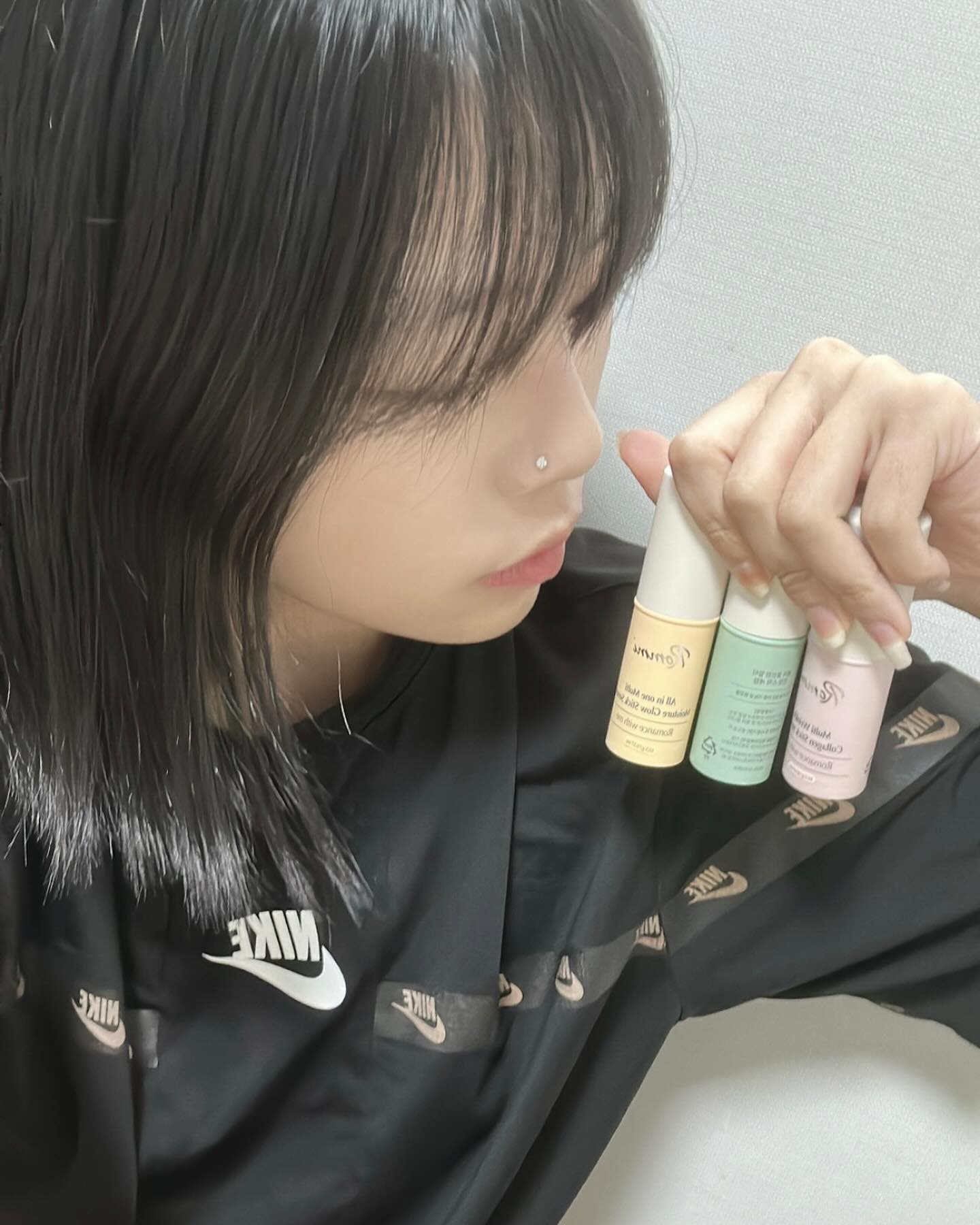 #협찬 

•핑크 : 수분보습
•노랑 : 주름개선
•초록 : 트러블 진정케어

-가볍게 쏙, 언제 어디서든 스킨케어!

💡트러블 진정효과 / 탱탱 리프팅 
💡보습 충전 / 주름 개선 

* 주머니에도 파우치에도 쏙쏙! *

핑크 (미백 • 주름 개선 2중 기능성)
- 주름 + 미백 + 보습관리를 한번에 !!
- 광채 효과까지!! 
- 흡수 UP⬆️
- 저분자 하이드로라이즈 콜라겐까지! 

노랑 
(보습 + 광채 • 주름개선 •미백효과)
- 보습과 광채를 덧입힌 고농축 꿀 단백질 농축액!! 
- 무너진 피부 장벽 사이를 피부 속부터 차곡 차곡 수분과 보습력을 채워 윤기나는 피부를 만들어주는 룸미 수분 광채 스틱 세럼!!

초록 (피부 진정 • 보습 효과)
- 피부 속 보습 집중관리!!
- 순한 자연 유래 성분까지!!

https://m.smartstore.naver.com/lk-beauty/products/6929417413