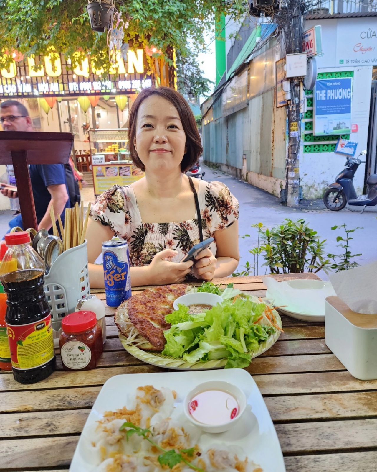23년도에 저를 먹여살린 첫 사업은 해외구매대행 입니다. 재고 없이 컴퓨터와 엉덩이 힘으로 바로 시작이 가능해서 초보자가 도전하기에 좋아요. 사업이 안정화되고 처음 해외에 장기체류했던 지난 베트남 여행에서 저를 당황시켰던 3가지와 해결법을 공유할게요. 외국을 오가며 일하는 디지털노마드를 꿈꾼다면 출국 전 꼭 확인하세요. 

.
✅ VPN
해외 결제사기를 방지하려고 다양한 플랫폼에서 해외접속을 막아놓은 곳이 많습니다. 베트남 도착 첫 날 주문 처리하려고 SCM 접속했다가 해외접속 불가로 차단되어 당황했던 기억이 나네요. 출국 전 내가 이용하는 플랫폼에서 해외접속 설정이 필요한지 확인하세요. 그리고 안정적인 접속을 지원하는 유료 VPN을 사용하세요. 저는 NORD VPN 을 월결제로 사용했는데 속도도 빠르고 끊김이 없어서 편했어요. 플랫폼 로그인 전에 VPN 위치를 한국으로 설정하고 접속하는것 기억하세요. 

.
✅  데이터백업
노트북 한대로 먹고사는 만큼 이걸 잃어버리면 전재산을 잃는것과 같아요. 저는 하노이에서 노트북 가방을 주문제작 하느라 가지고 나갔다가 들렀던 마사지샵에 노트북을 놓고나와 식겁했던 기억이 있어요. 기기야 다시 구입하면 되지만 그 안에 저장된 결제관련 인보이스와 자료는 반드시 백업을 해두어야 합니다. 저는 일년치 자료를 저장한 외장하드까지 같이 가지고 나갔던지라 진짜 울뻔했어요 😭

.
✅ 해외 카드결제
내 카드가 해외에서 결제 가능한지 확인하세요. 기상천외한 사기행각이 판을 치는 요즘이라 보안도 점점 강력해지고 있습니다. 주로 사용하는 결제 카드가 막혔는데, 위치가 해외다보니 고객센터 문의도 어렵더라고요. 카드 결제가 가능해도 또 하나의 보험으로 페이팔에 가입해두면 좋습니다. 페이팔은 미국 기반 결제대행 서비스로 전세계에서 위치 상관없이 사용할수 있어요. 대신 페이팔에 카드를 등록하려면 결제대금 명세서에 인쇄되는 승인번호가 필요한데 받아보기까지 최소 7일이 걸리니 일정에 참고하세요.

.
"해결할 방법은 뒤에 없어, 늘 앞에 있어" 더글로리를 보면서 가장 기억나는 대사입니다. 벌어진 상황은 가능한 빠르게 해결해버리면 된다는걸 많이 느꼈던 이번 베트남 여행. 내 사업 시작하고 처음 노트북들고 나가는 해외임에도 너무 준비가 없어 좌충우돌이 많았지만 이제는 해결하는 방법을 더 빠르게 고민하고 답을 찾을 수 있을 것 같아요. 

.
중견기업 마케팅, 해외영업 팀장으로 13년 근무
직장인 부업 3년, 전업 셀러 2년차에
연봉만큼 월매출 버는 셀러의 경험을 나눕니다.

withjayy
withjayy
withjayy

팔로우 해주세요 ❤

#디지털노마드 #해외구매대행