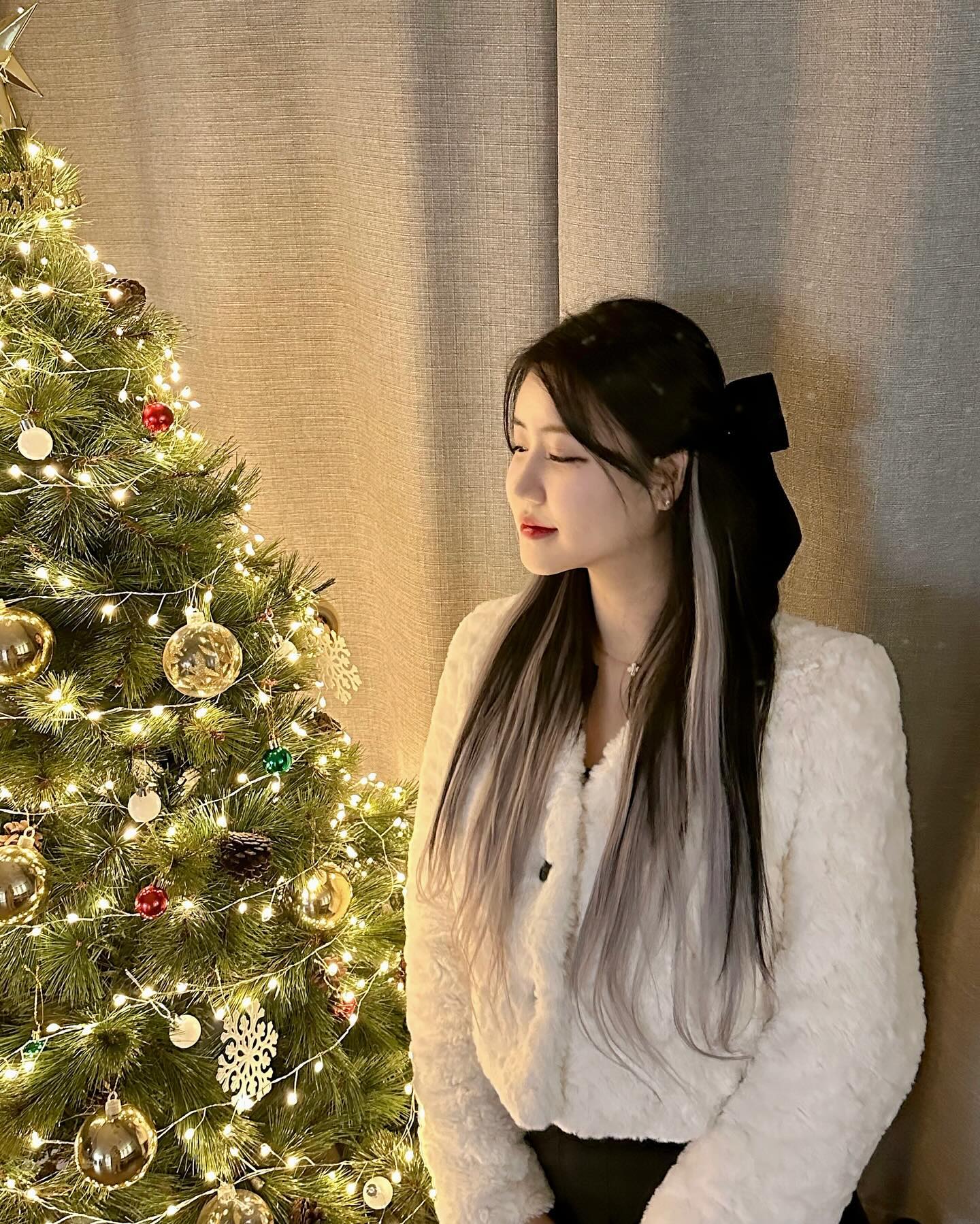 𝑴𝒆𝒓𝒓𝒚 𝑪𝒉𝒓𝒊𝒔𝒕𝒎𝒂𝒔🎄

메이드엠에서 붙임머리하고 예쁘게 크리스마스 보내기💚
좋은 모발로 꼼꼼하고 예쁘게 시술해주는 곳이기 때문에
스타일링 따로 없이 탱글빗으로 빗기만 해도 연출 끝🫶🏻

다른 샵에서도 붙임머리 해봤지만 타샵 대비 엉킴도 적고, 유지력도 긴 것 같은 기분이라 완전 강추합니다👍🏻👍🏻
연말에 파티 분위기를 핫하게 즐기고 싶다면 꼭 _made_m_ !